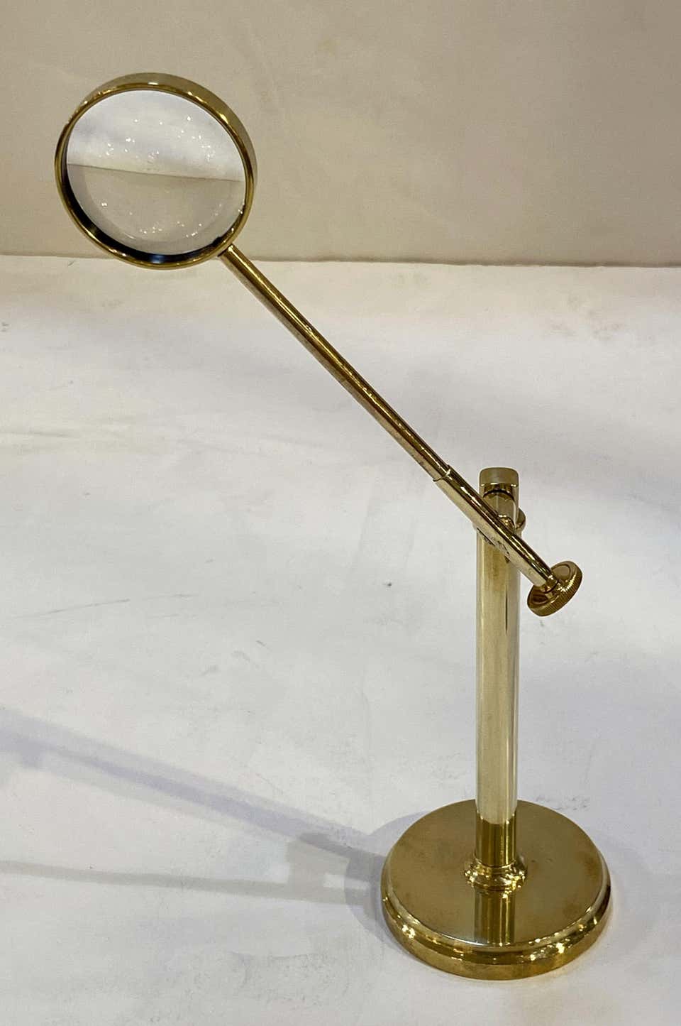 aa895_desk_magnifying_glass_32__master_1166637274