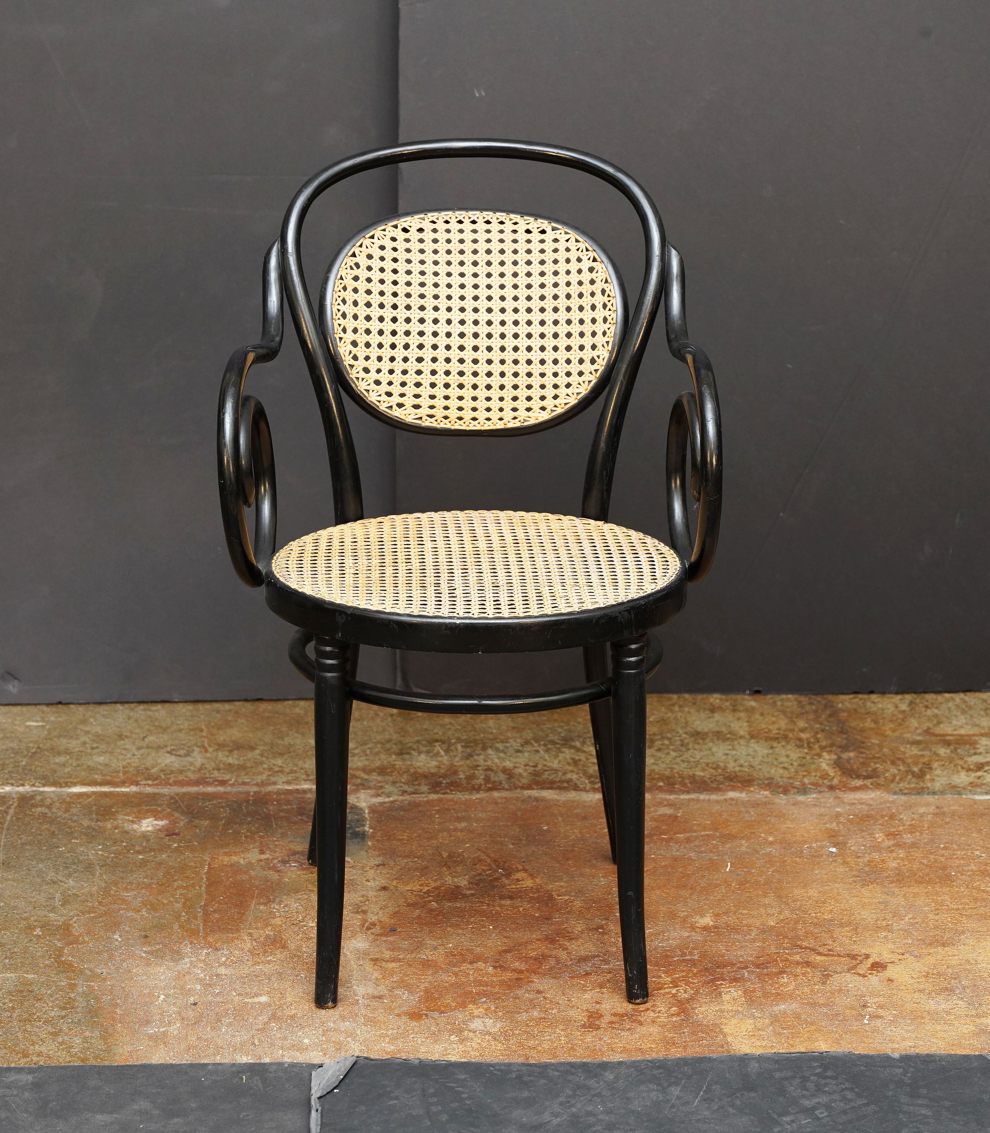 cc714_bentwood_blackchairs_21