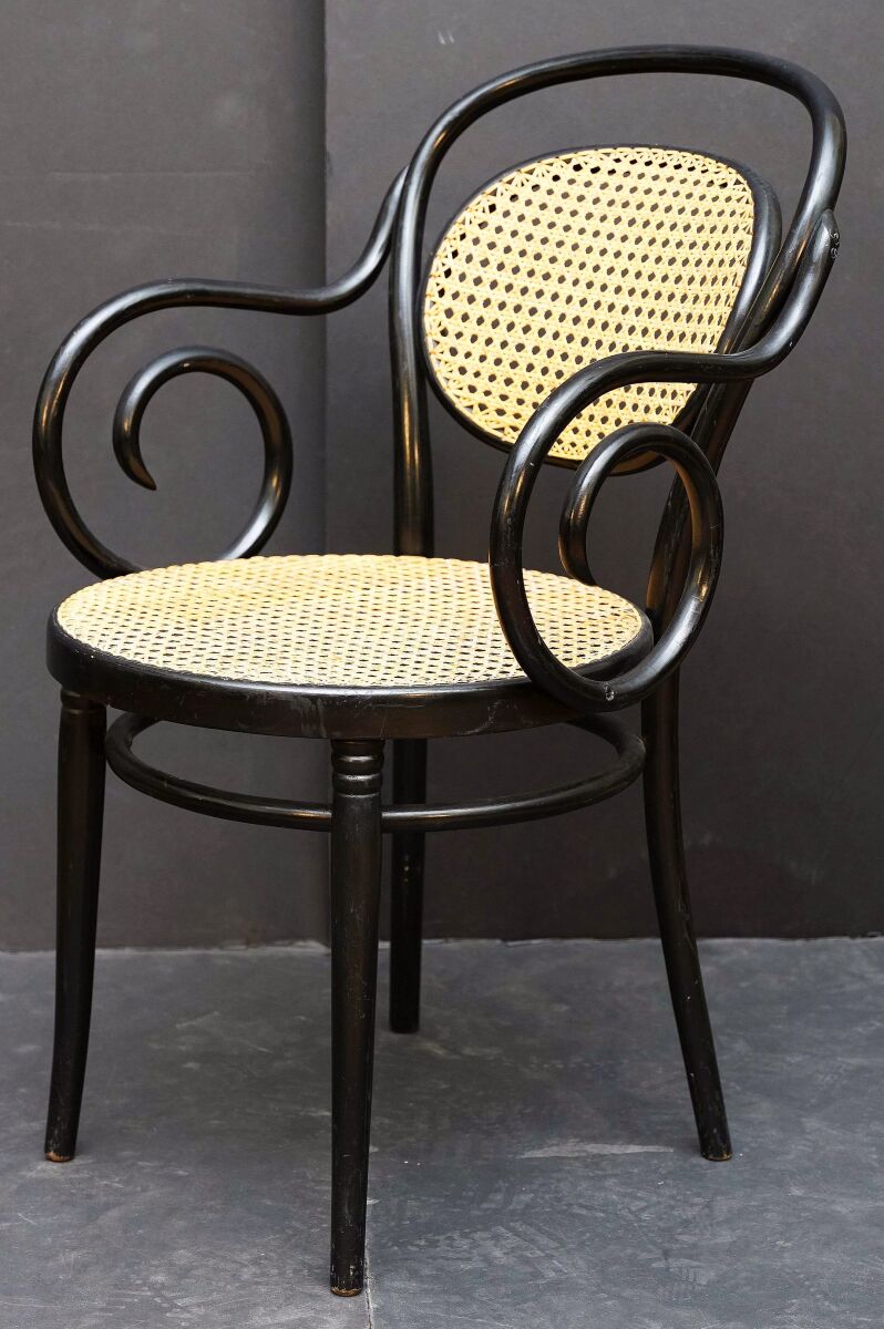 cc714_bentwood_blackchairs_25_m_a_i_n___right_997451851