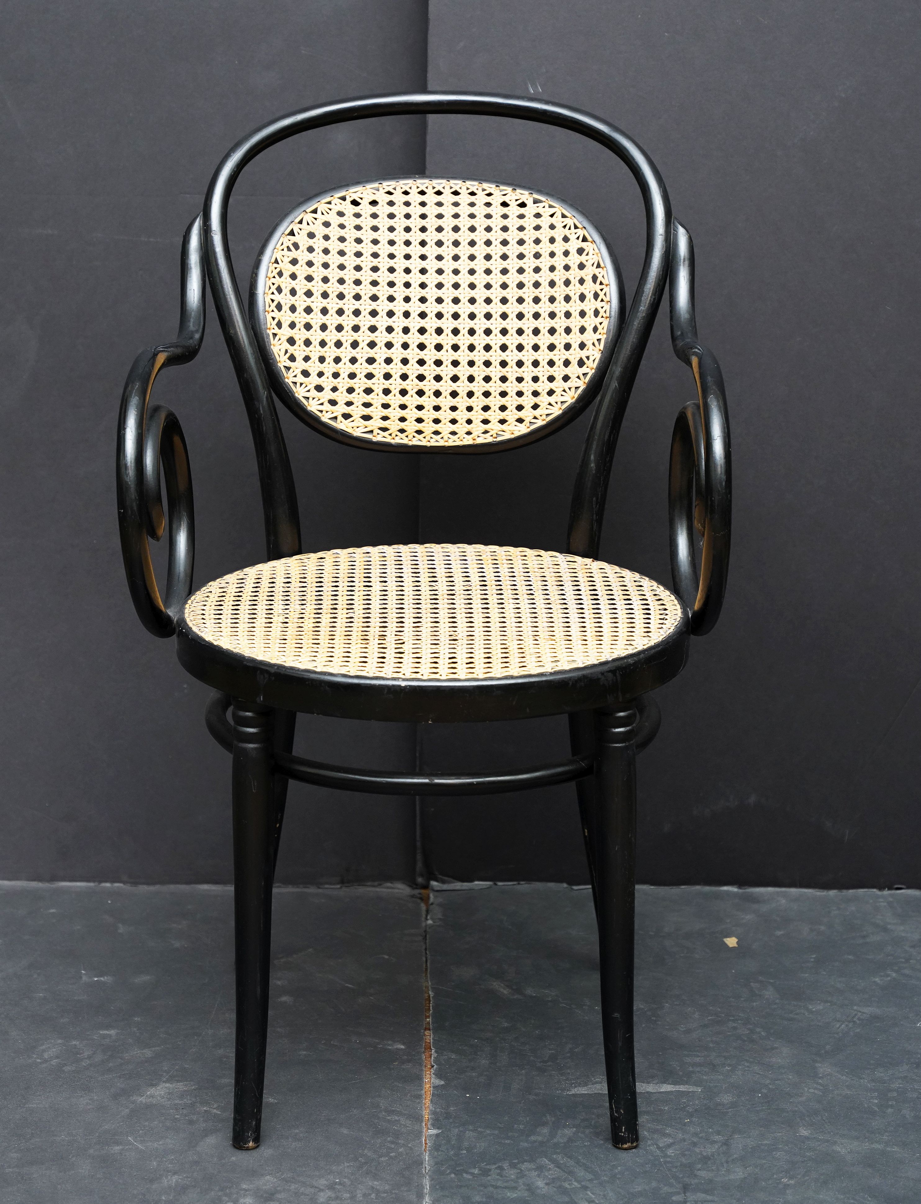 cc714_bentwood_blackchairs_32