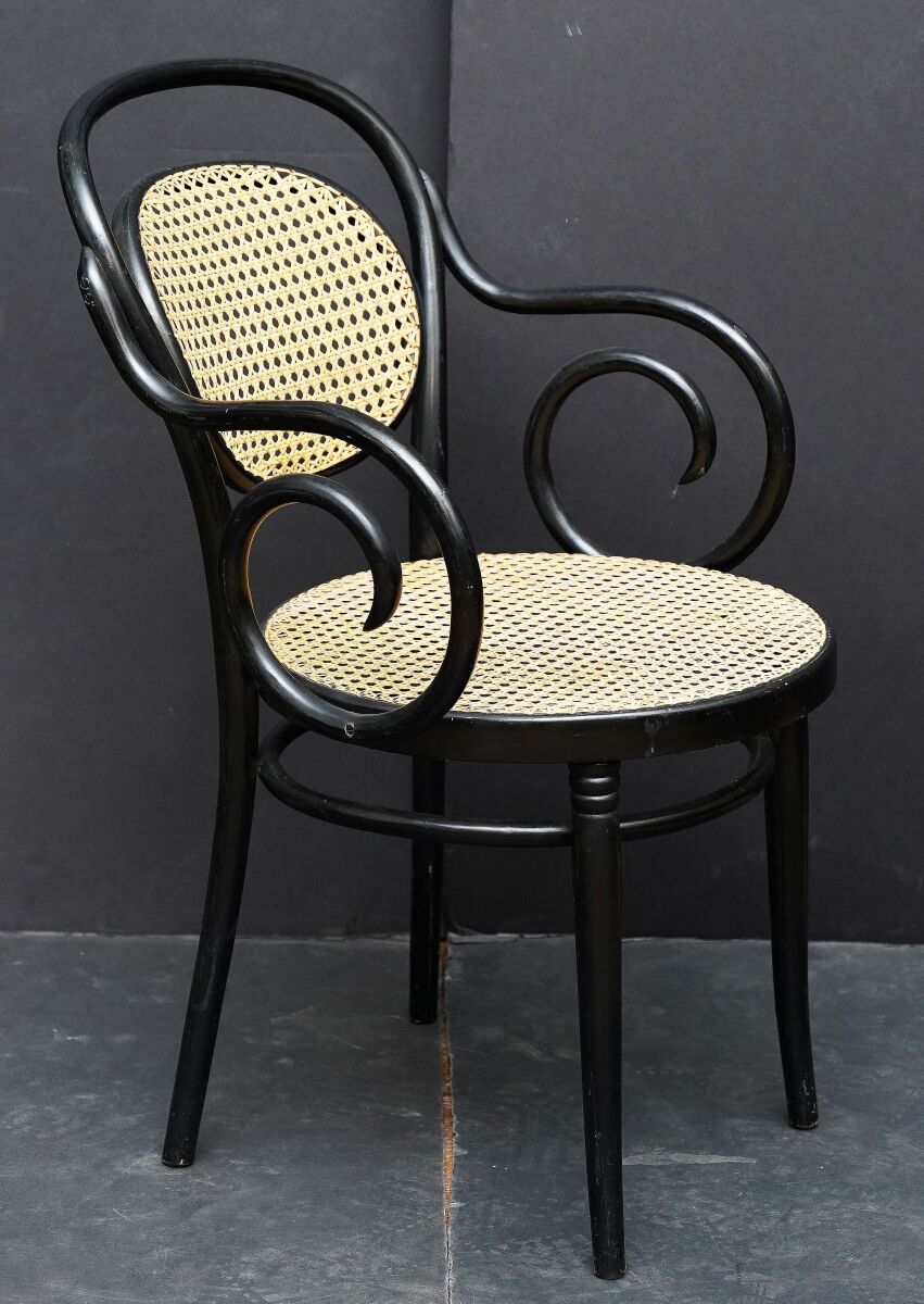 cc714_bentwood_blackchairs_35_m_a_i_n__left