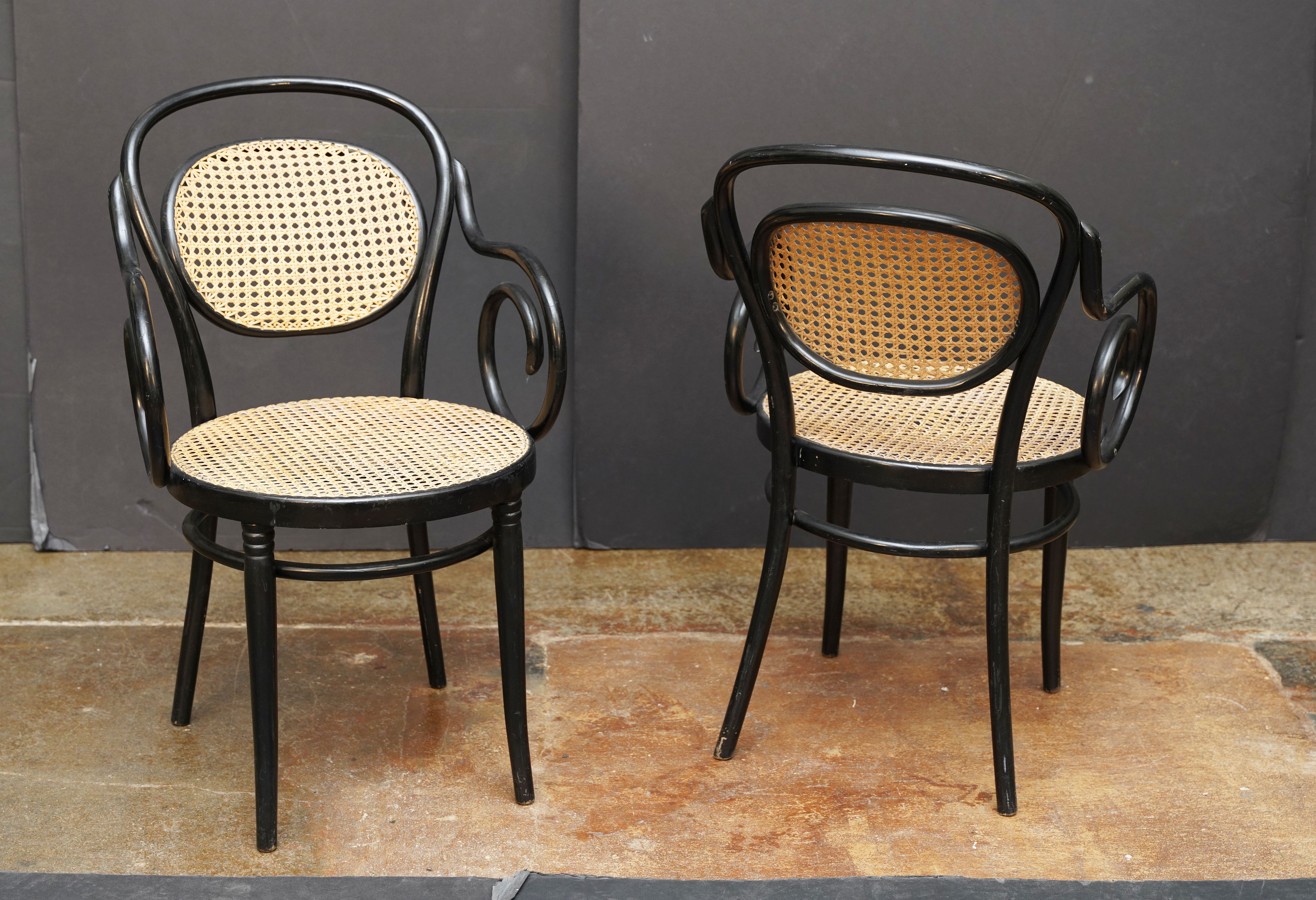 cc714_bentwood_blackchairs_7