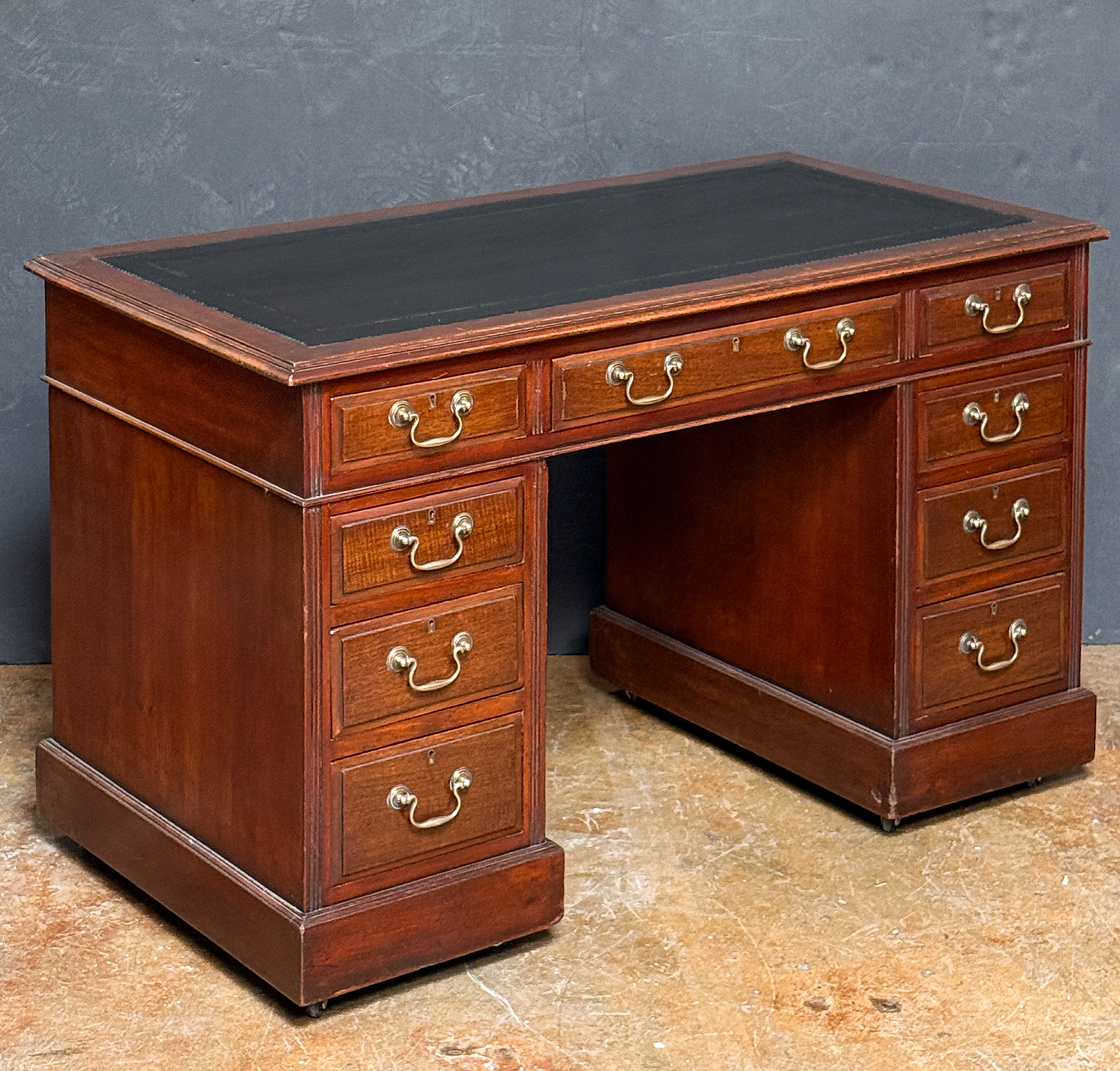 dd320_english_double_pedestal_desk_01_l_e_a_d