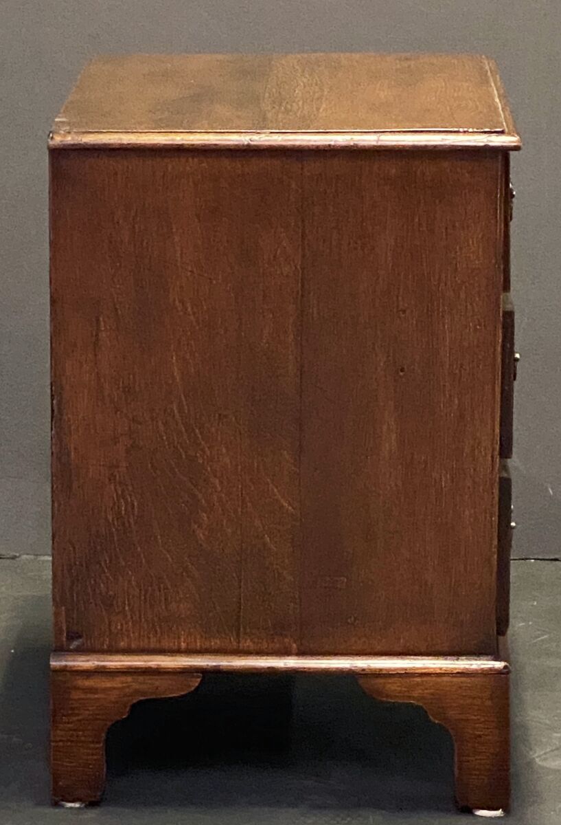 dd505_diminutive_oak_chest_of_drawers_on_bracket_feet_england_12_copy