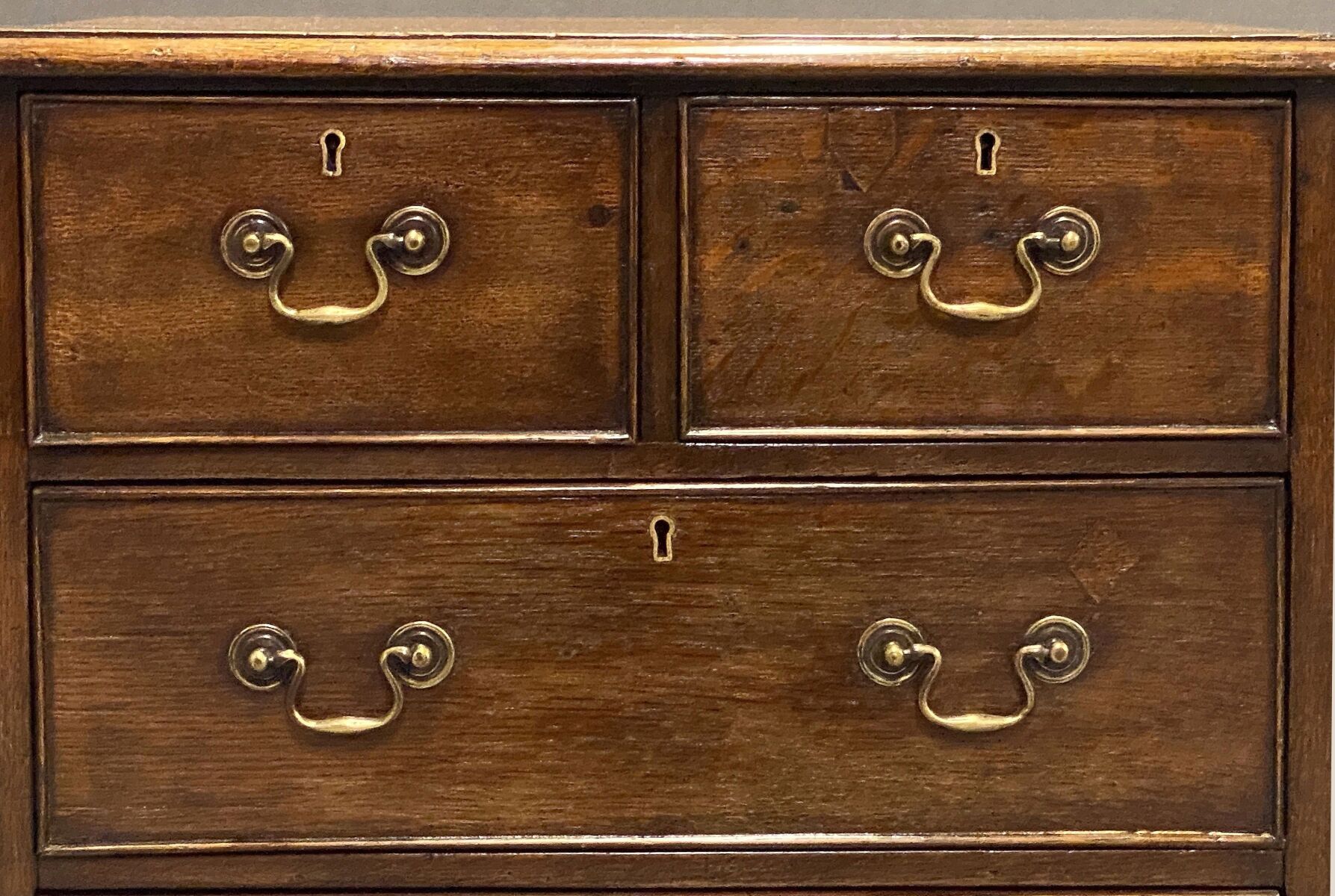 dd505_diminutive_oak_chest_of_drawers_on_bracket_feet_england_8_copy