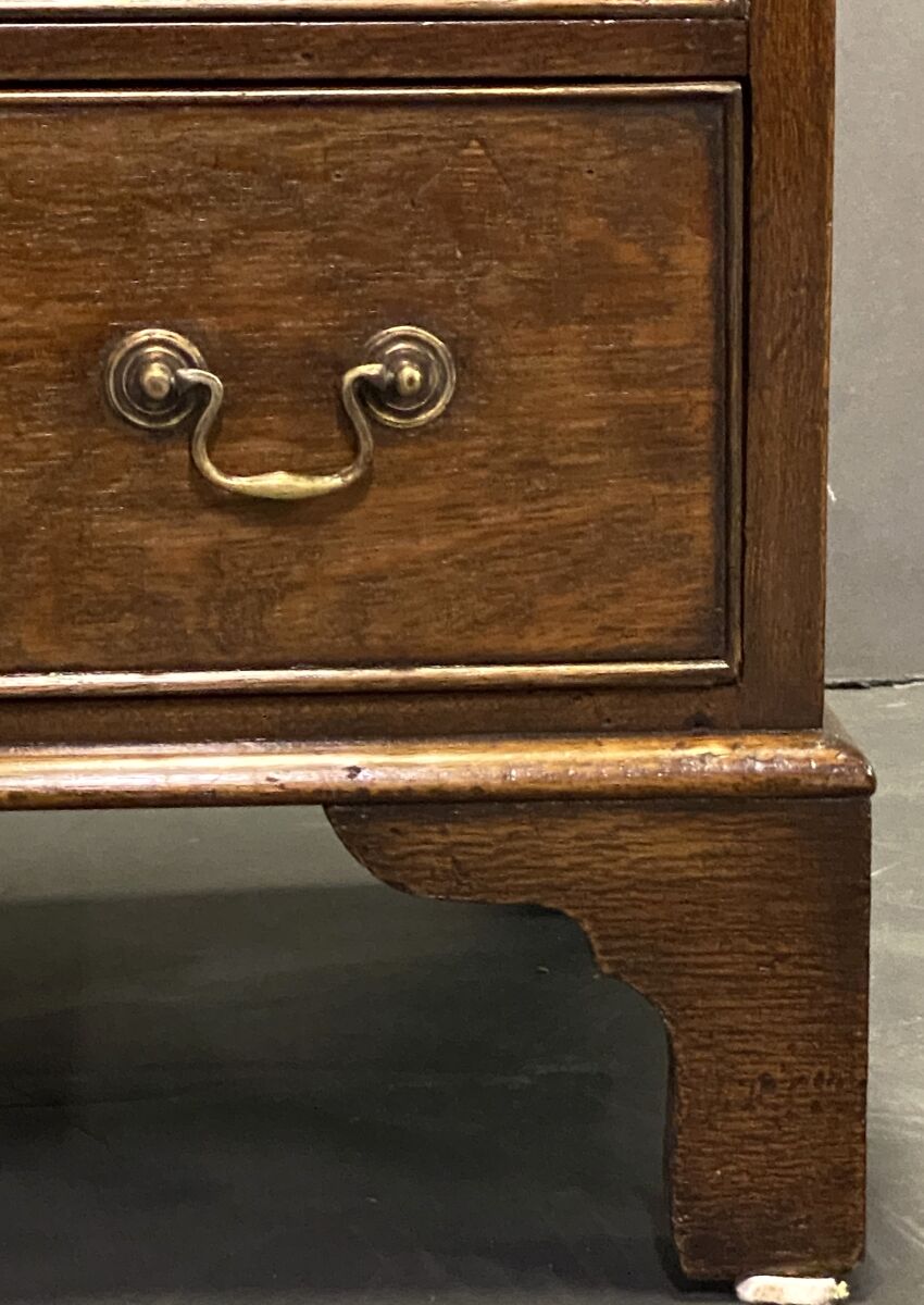dd505_diminutive_oak_chest_of_drawers_on_bracket_feet_england_9_copy