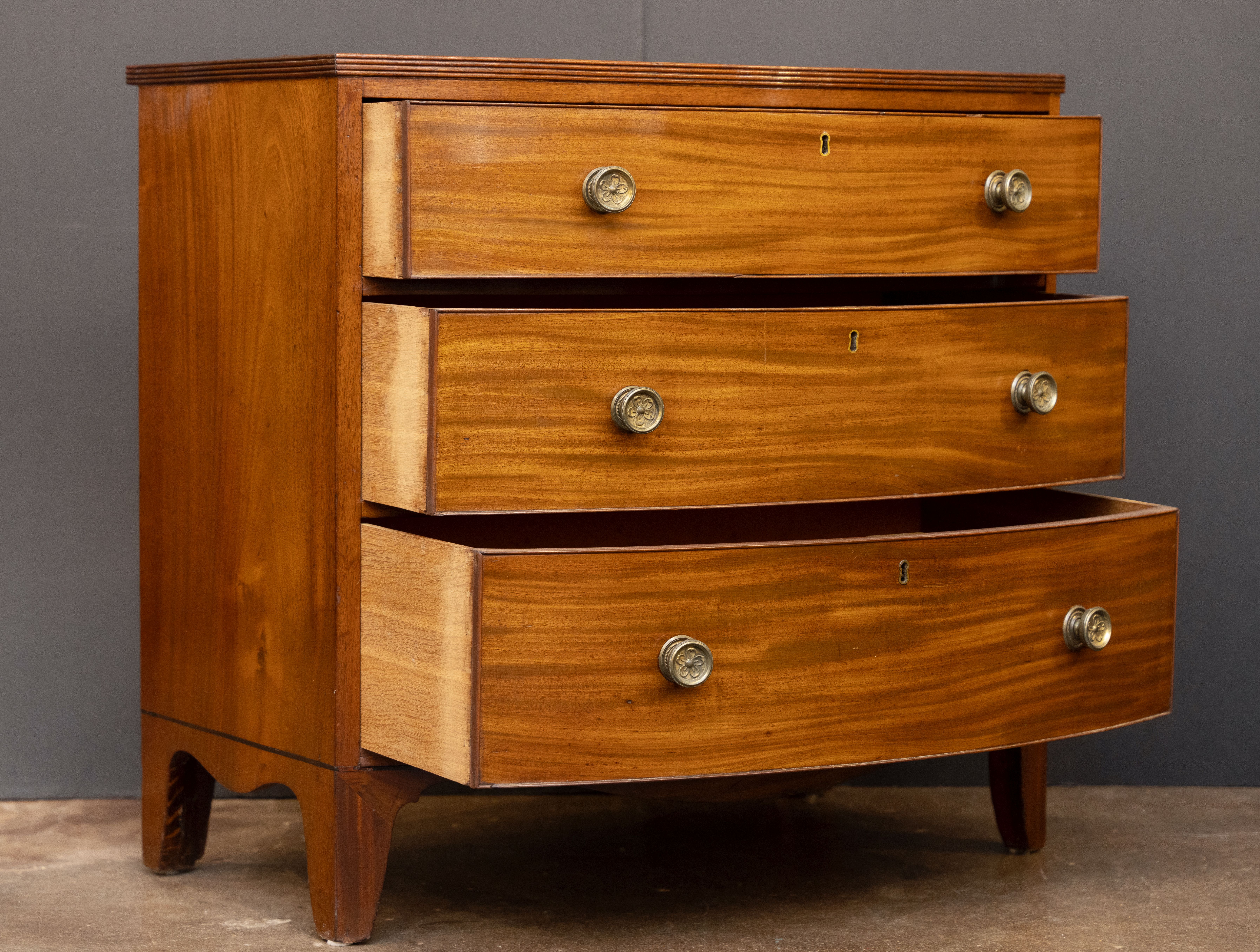 dd530_mahogany_bow_chest_14