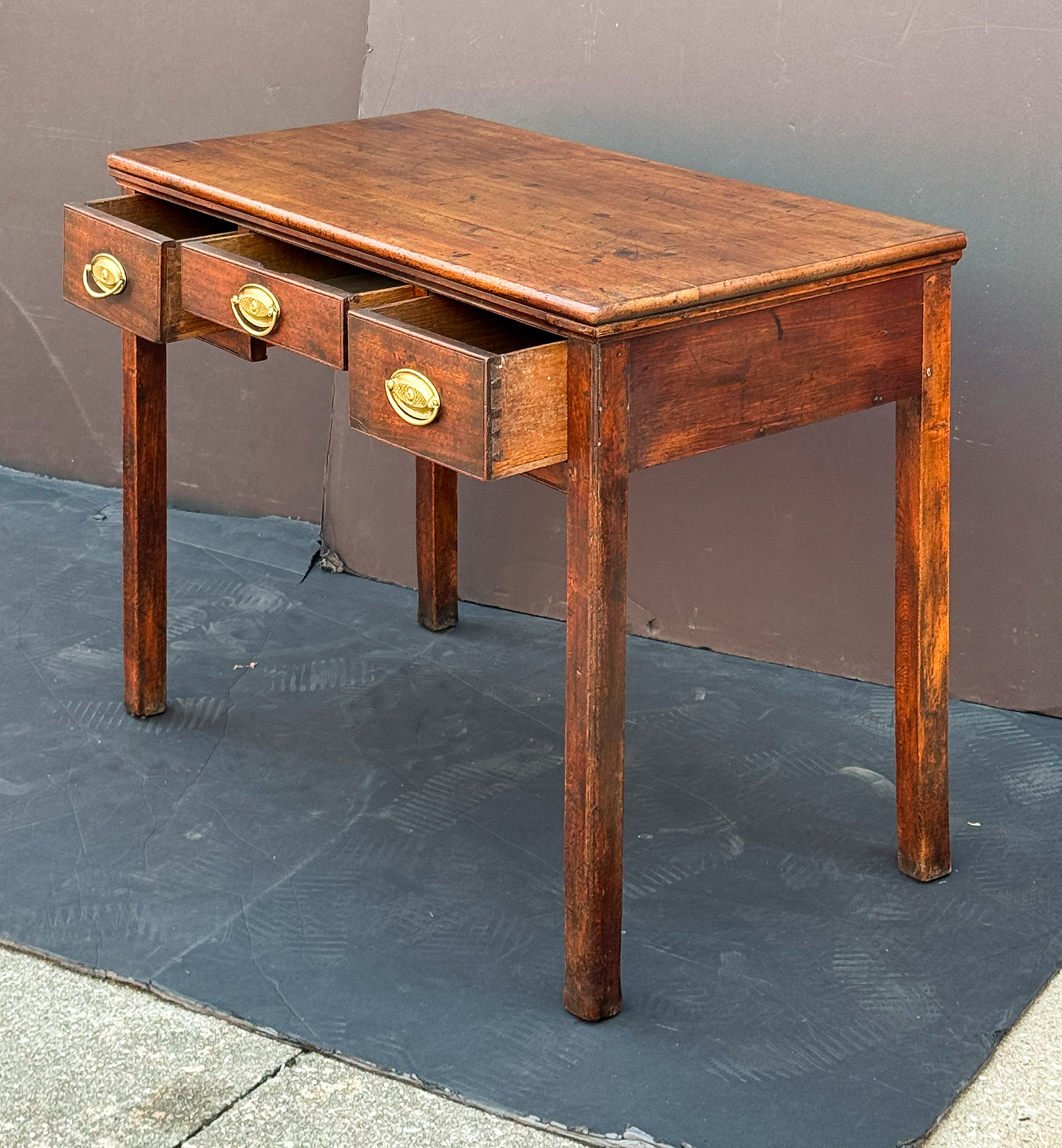 dd720_writing_table_4_975598342