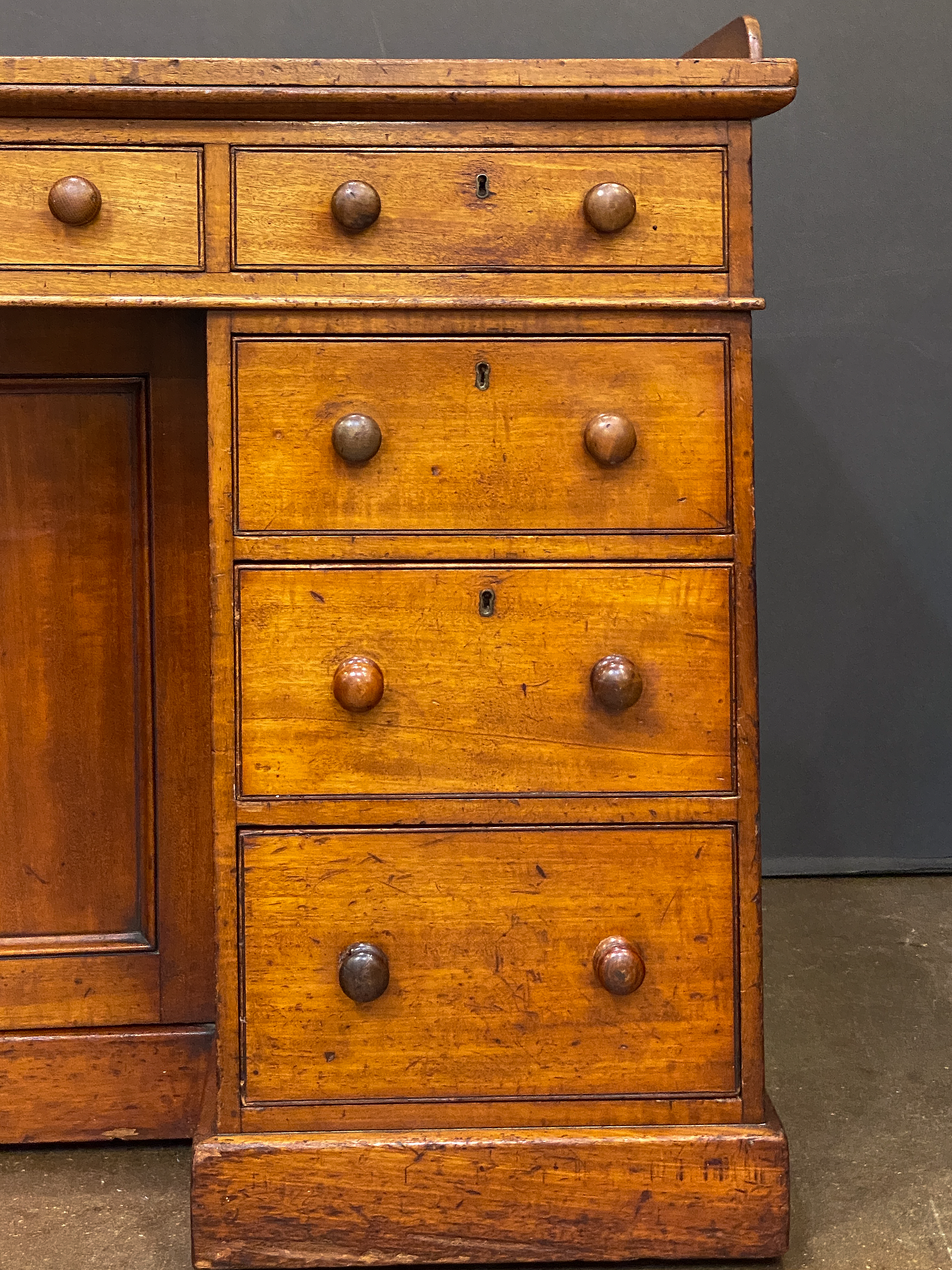 ee001_victorian_mahogany_kneehole_desk_23