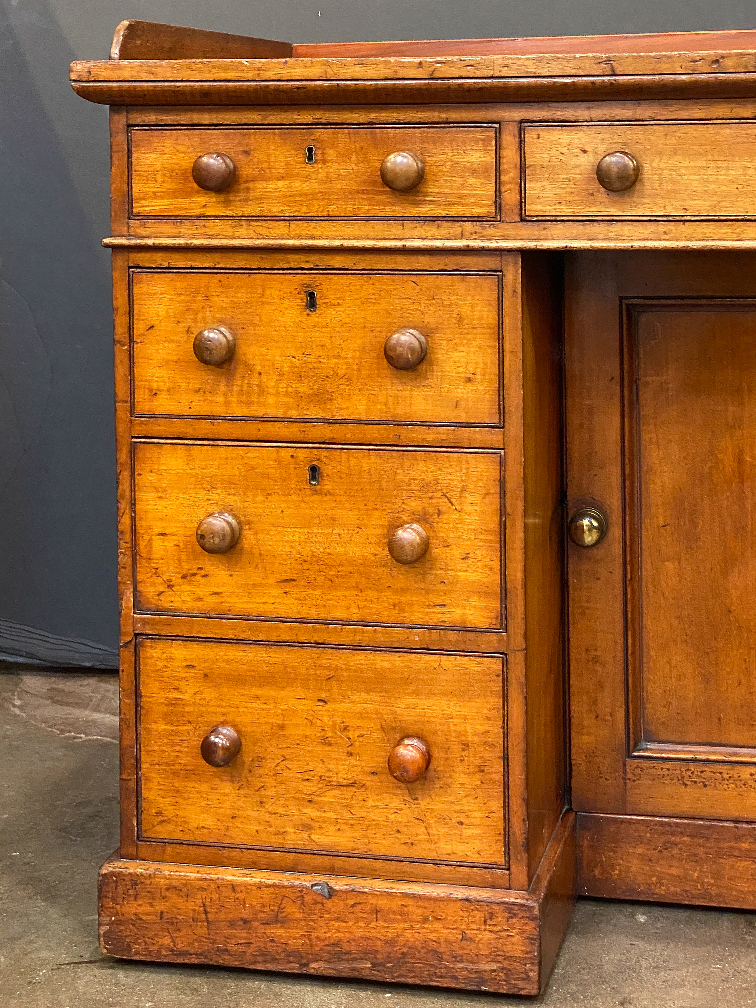 ee001_victorian_mahogany_kneehole_desk_26