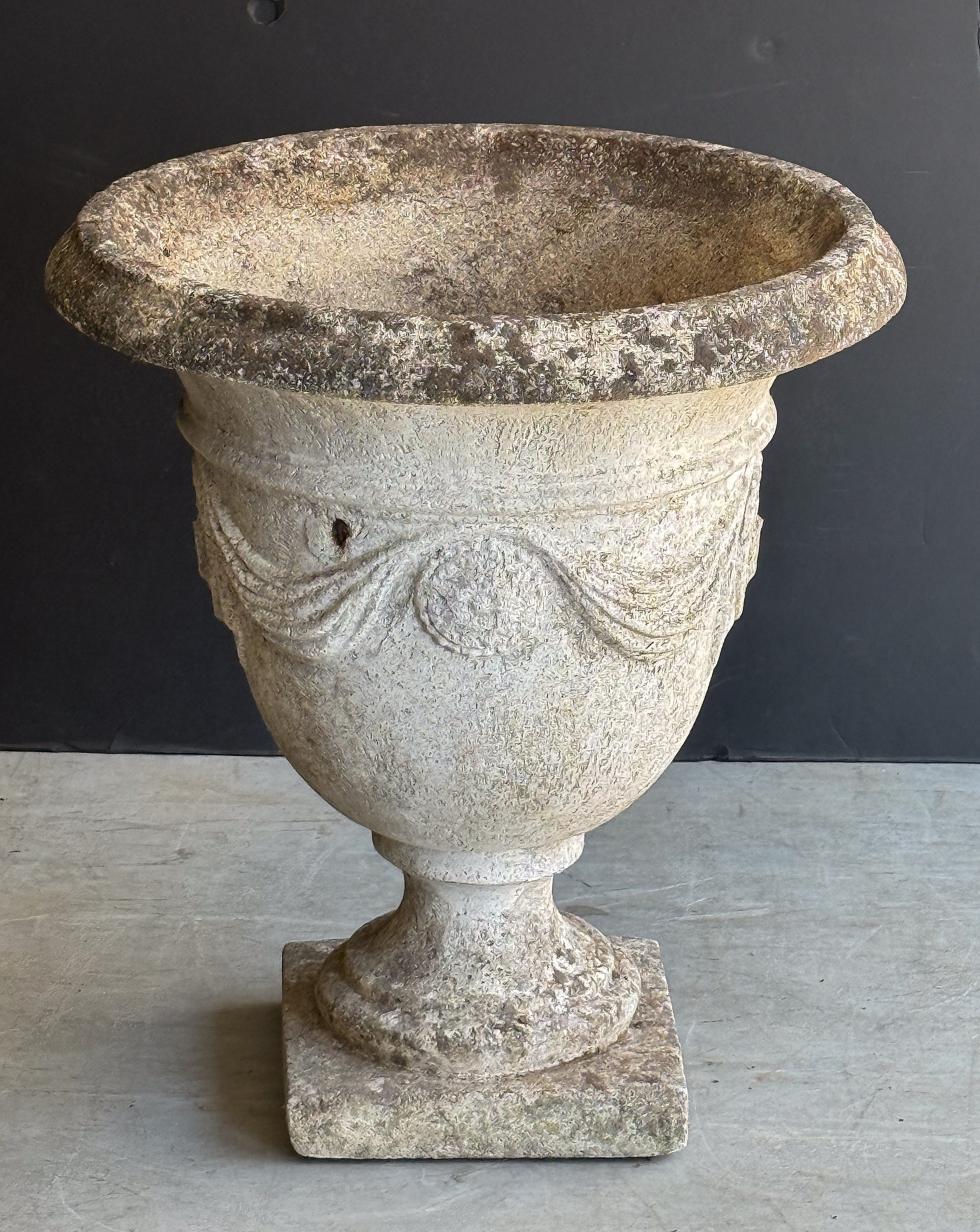 ee012_stone_urn_002