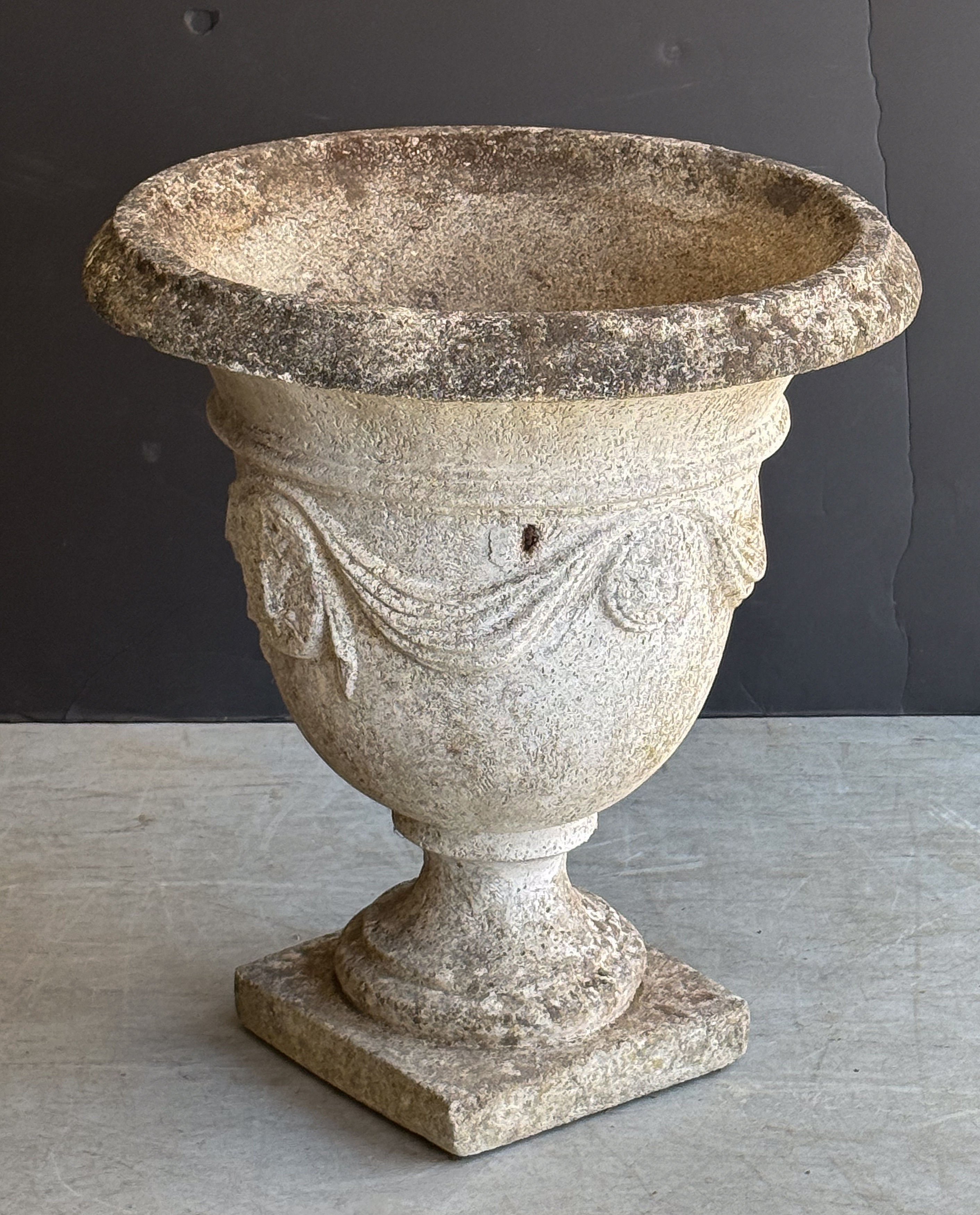 ee012_stone_urn_004