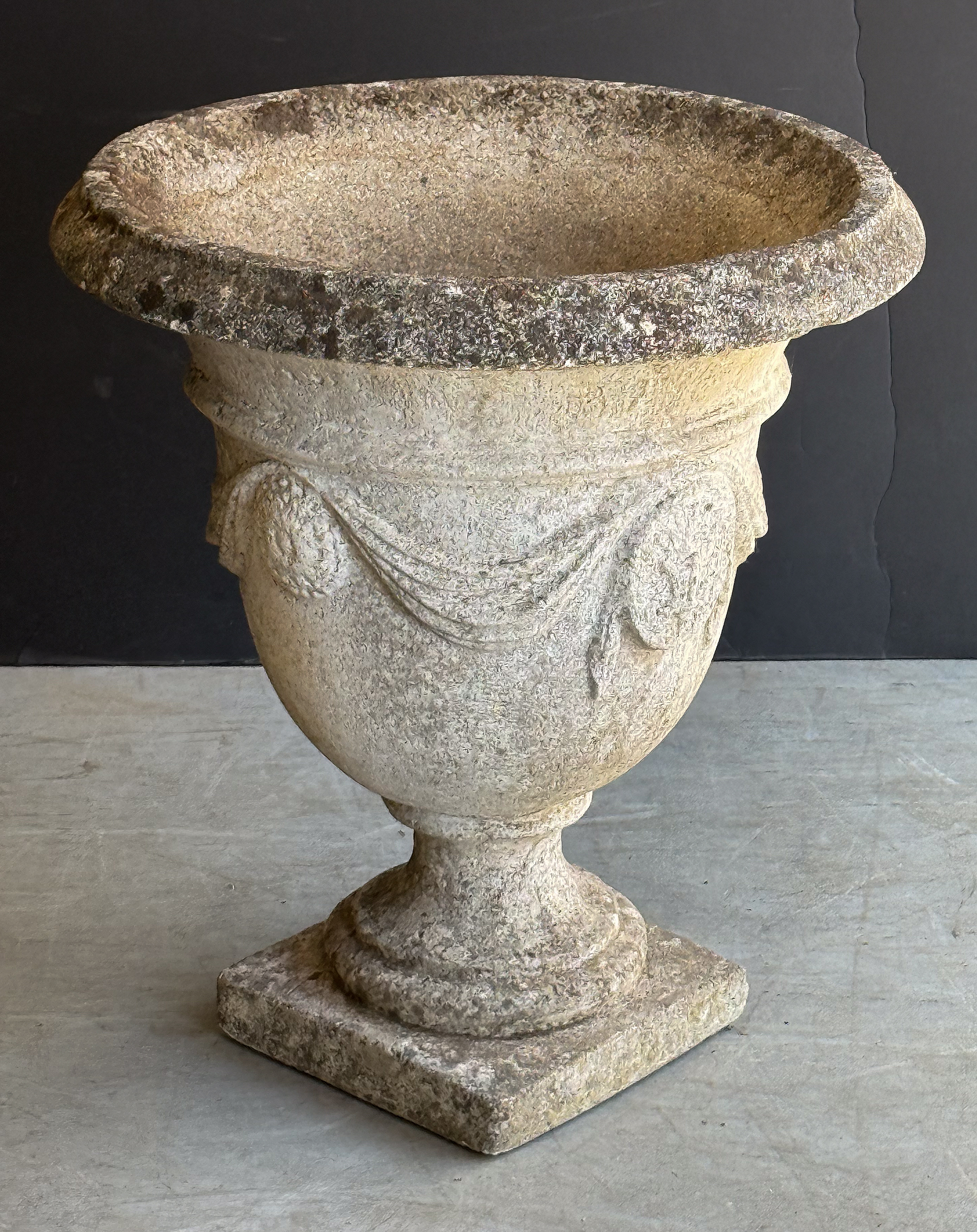 ee012_stone_urn_006