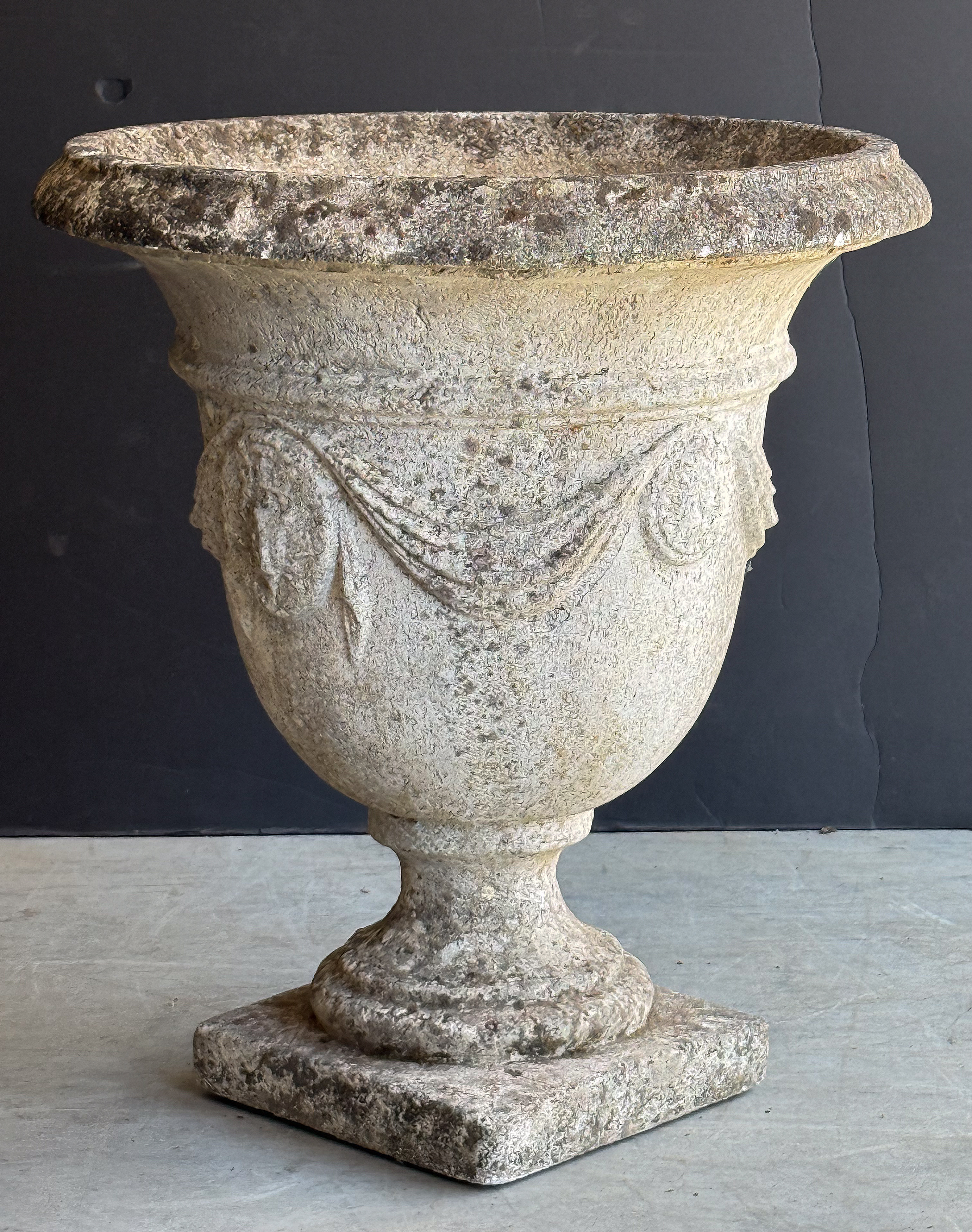 ee012_stone_urn_010
