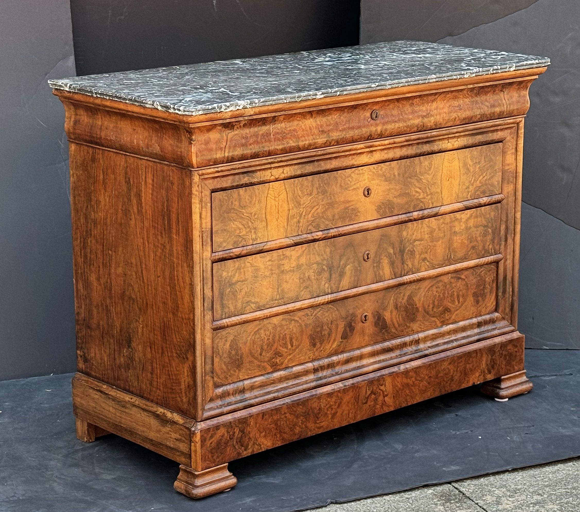 ee043_chest_with_marble_top_10