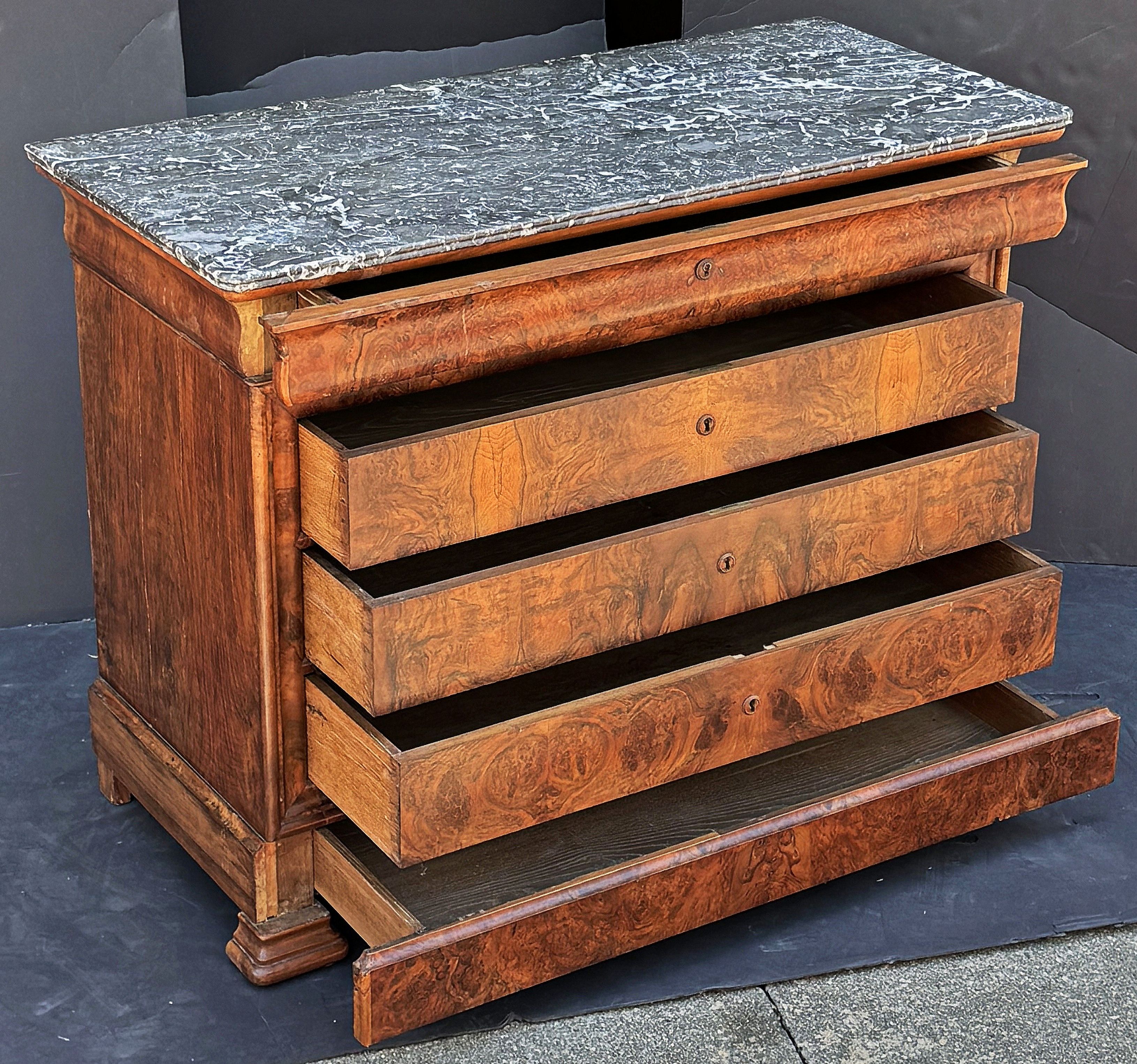 ee043_chest_with_marble_top_32_copy