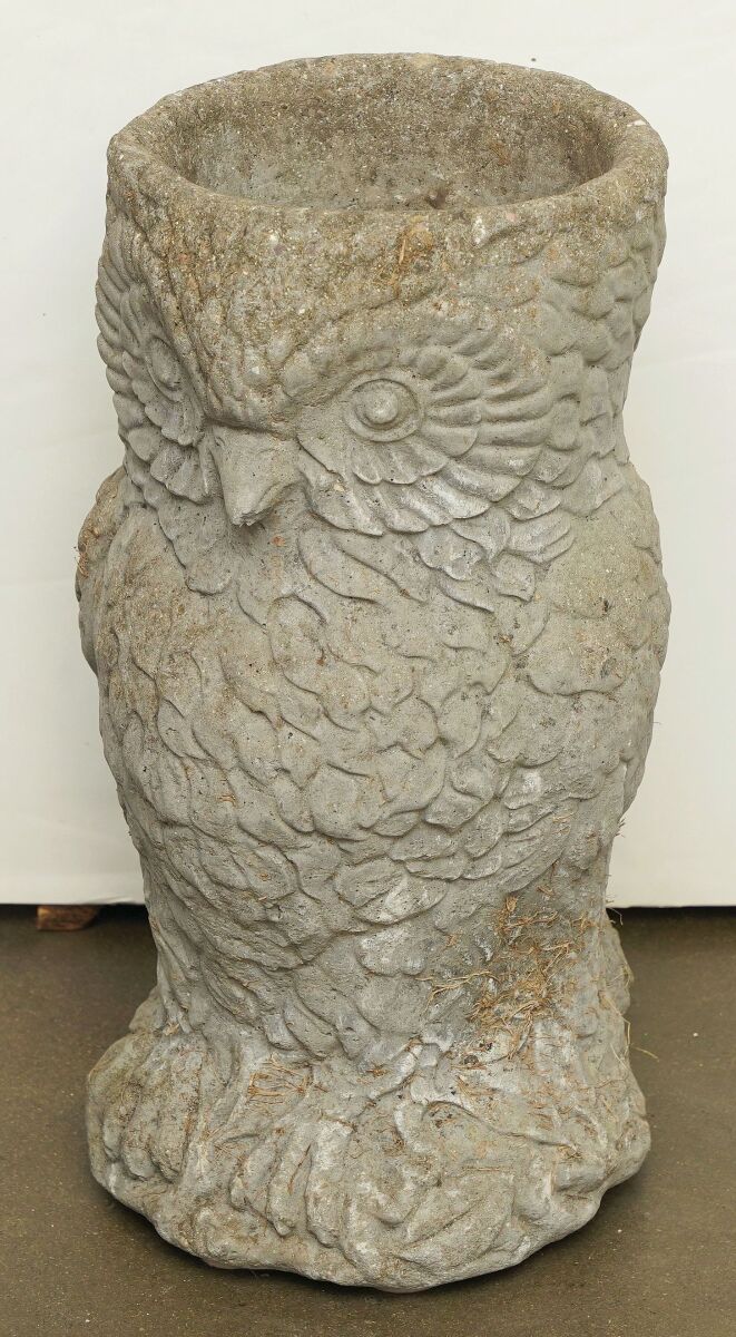 ee532_english_garden_stone_owl_planter_by_camera_9