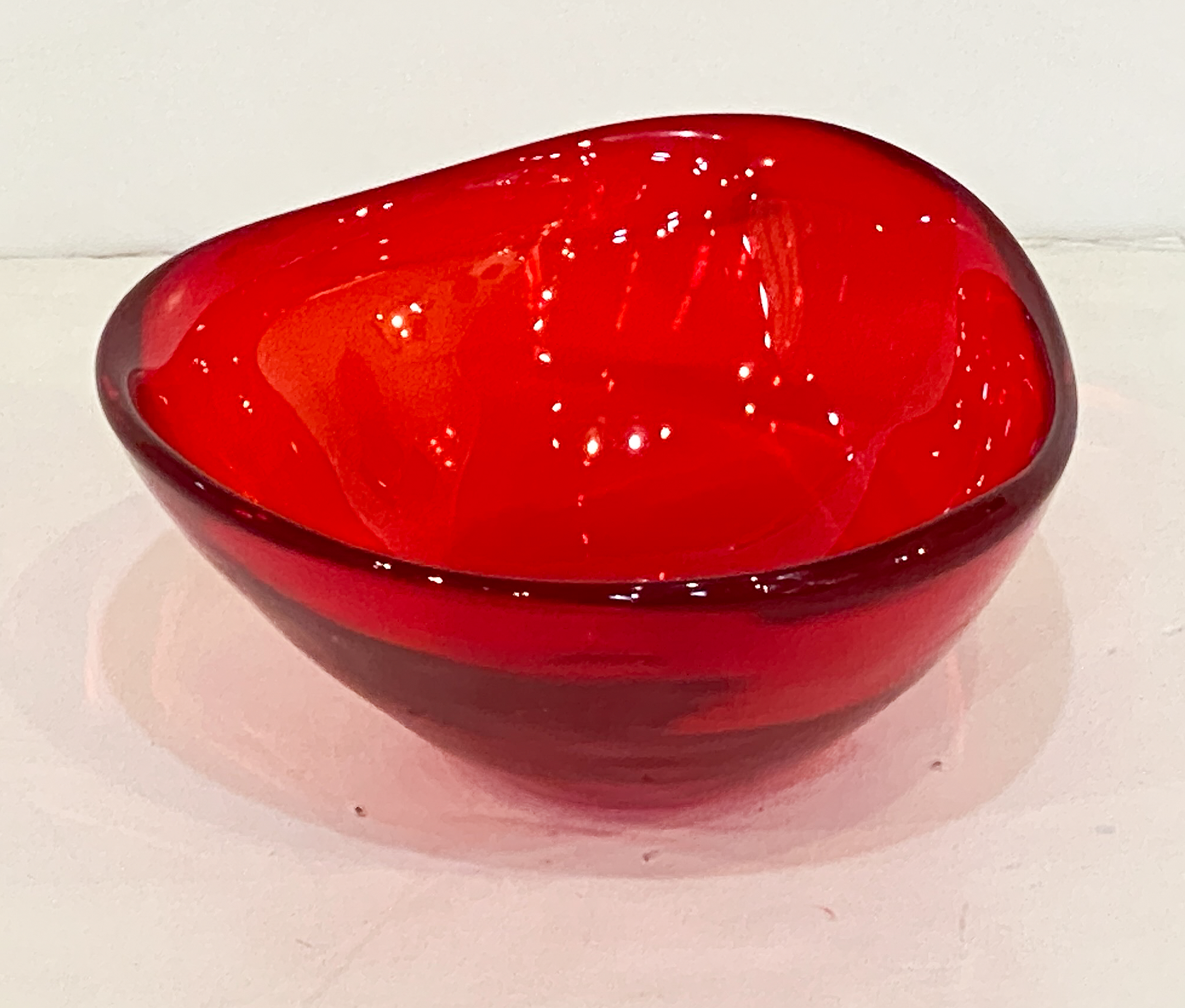 ee583_red_glass_bowl_03