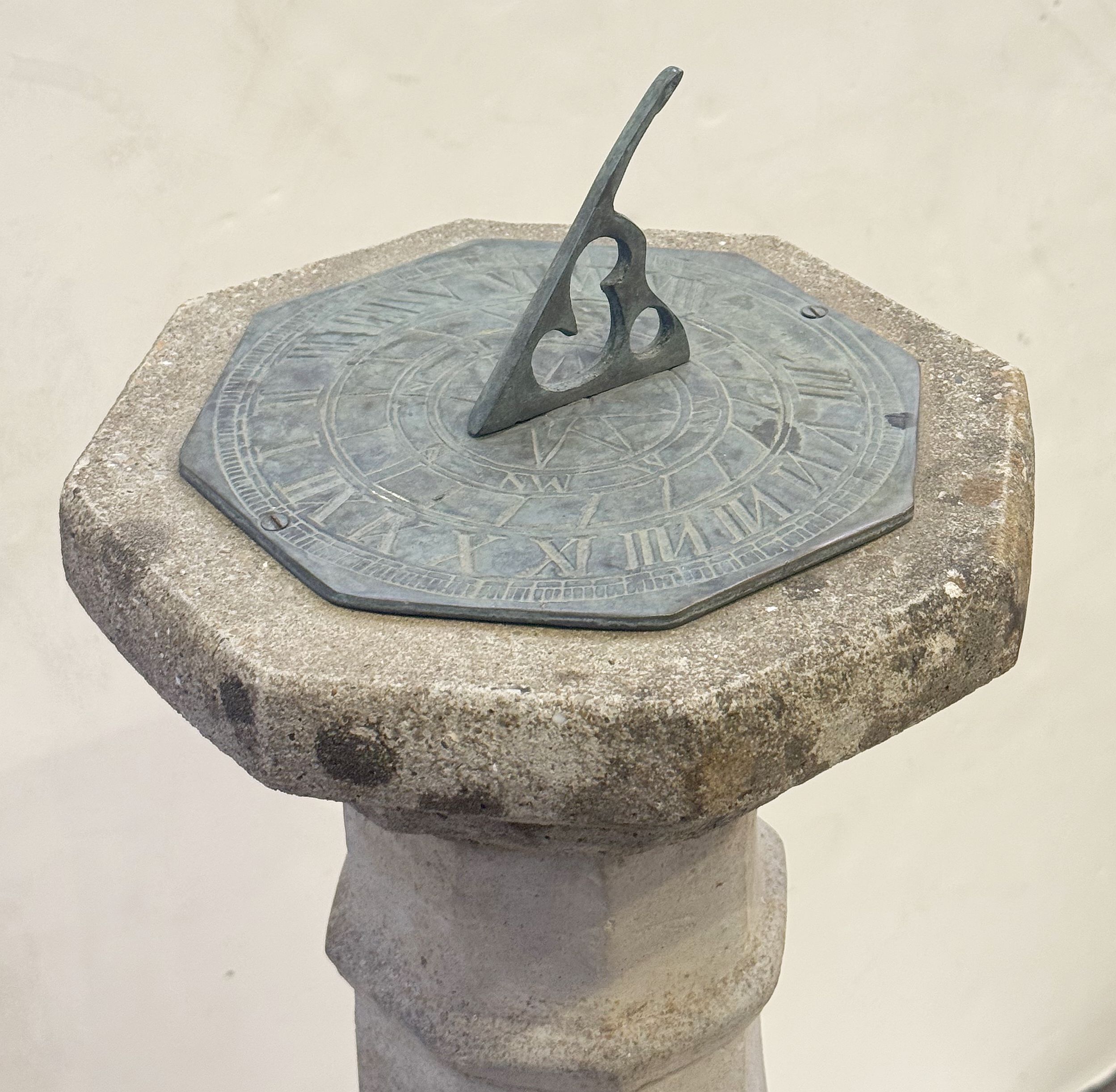 ee584_garden_stone_with_bronze_sundial_post_3