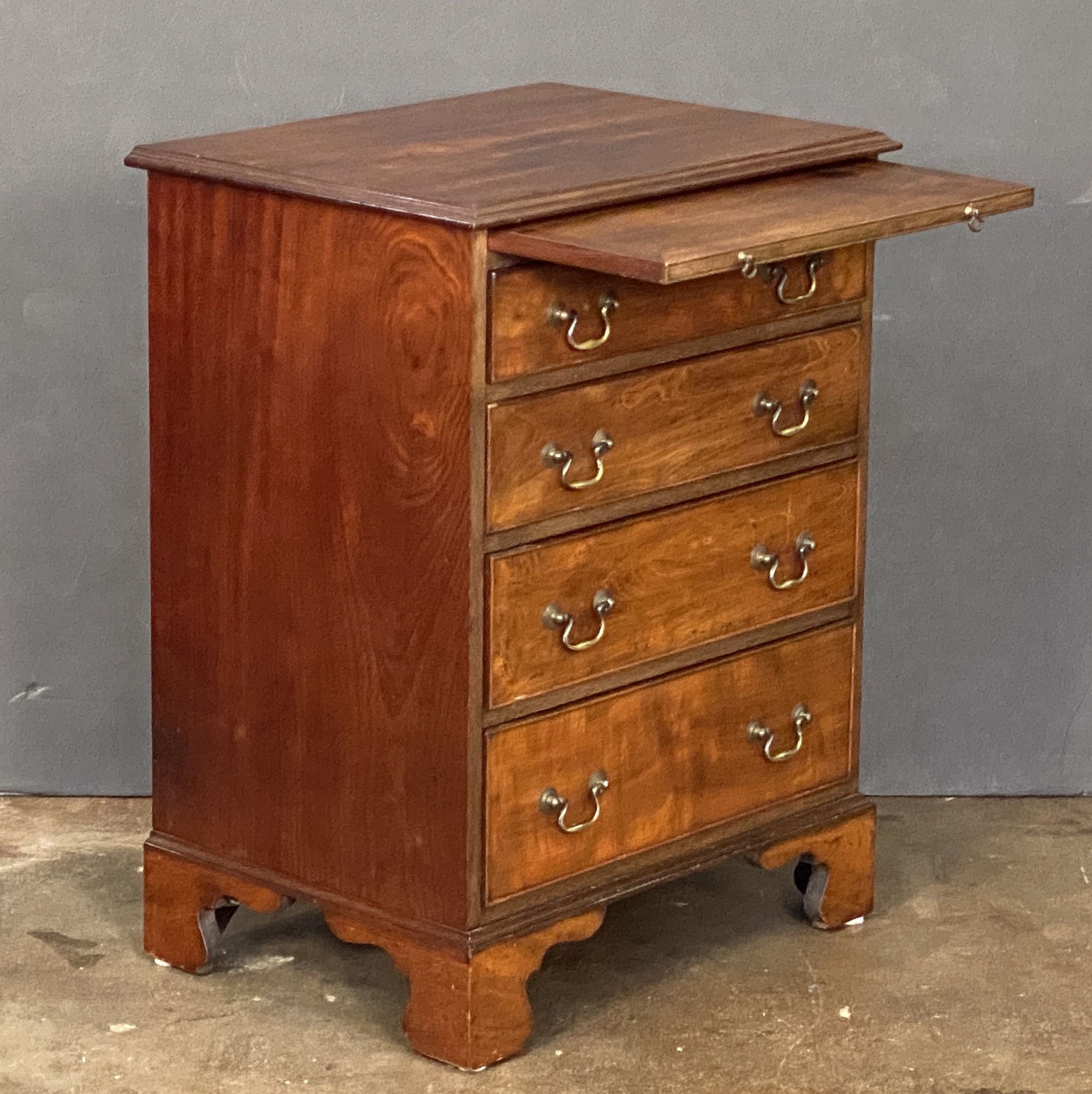 ee650_pair_of_bachelor_chests_76