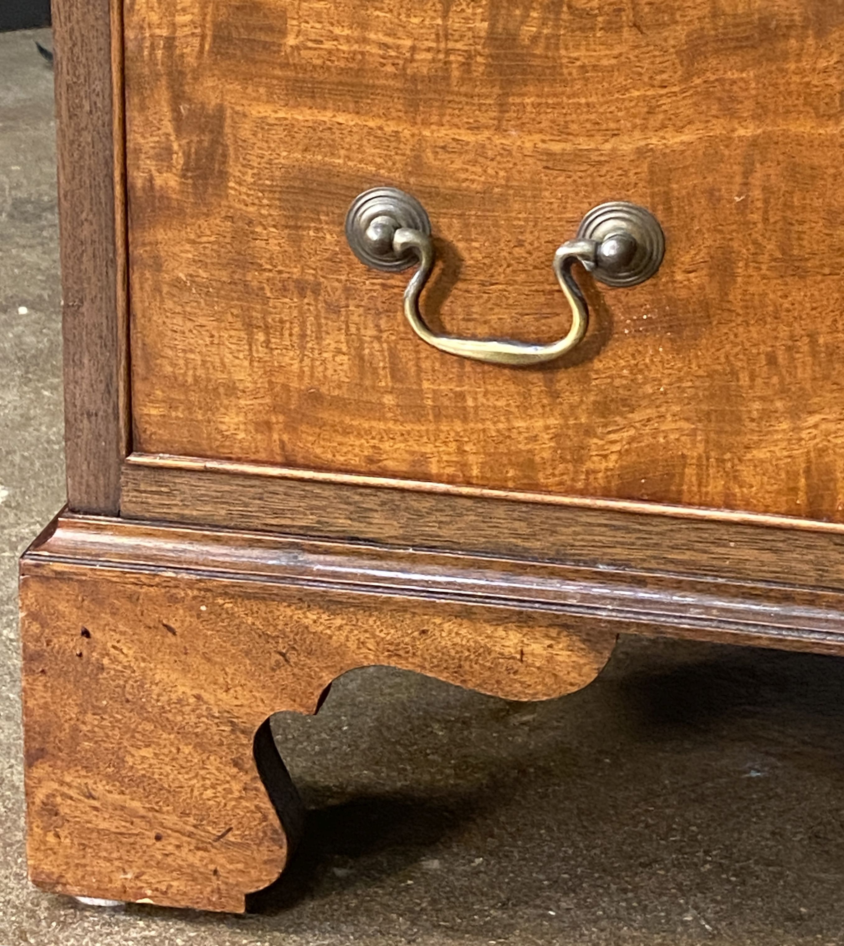 ee650_pair_of_bachelor_chests_92