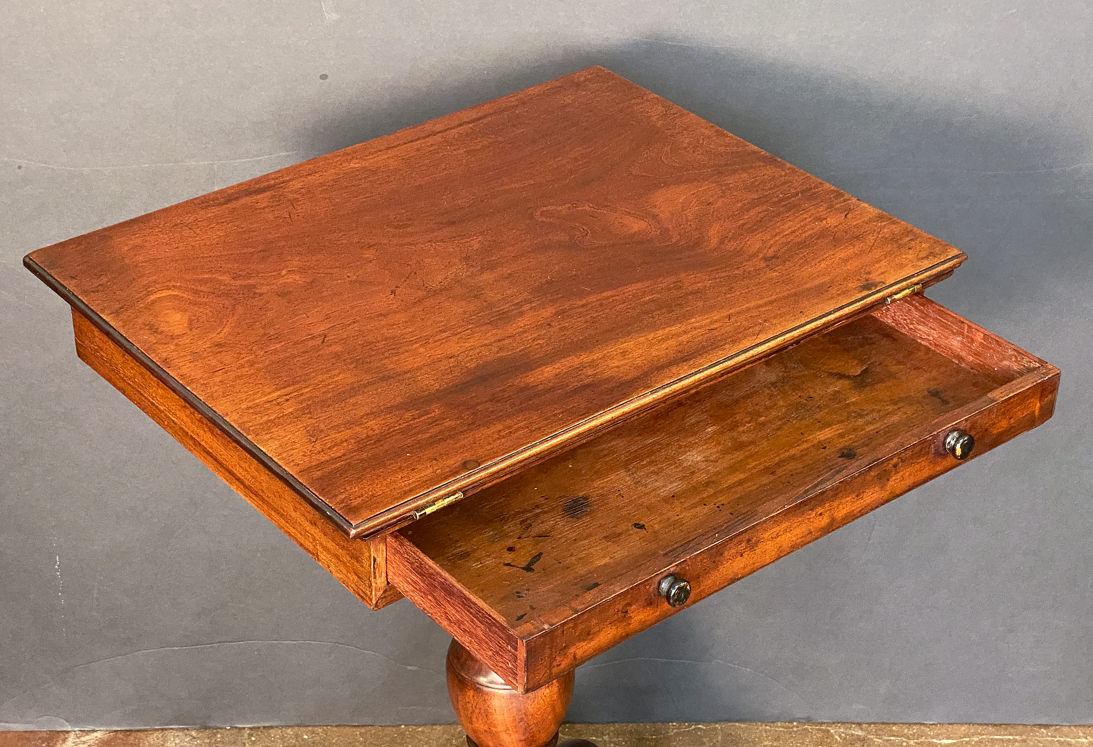 ee665_regency_writing_table_32