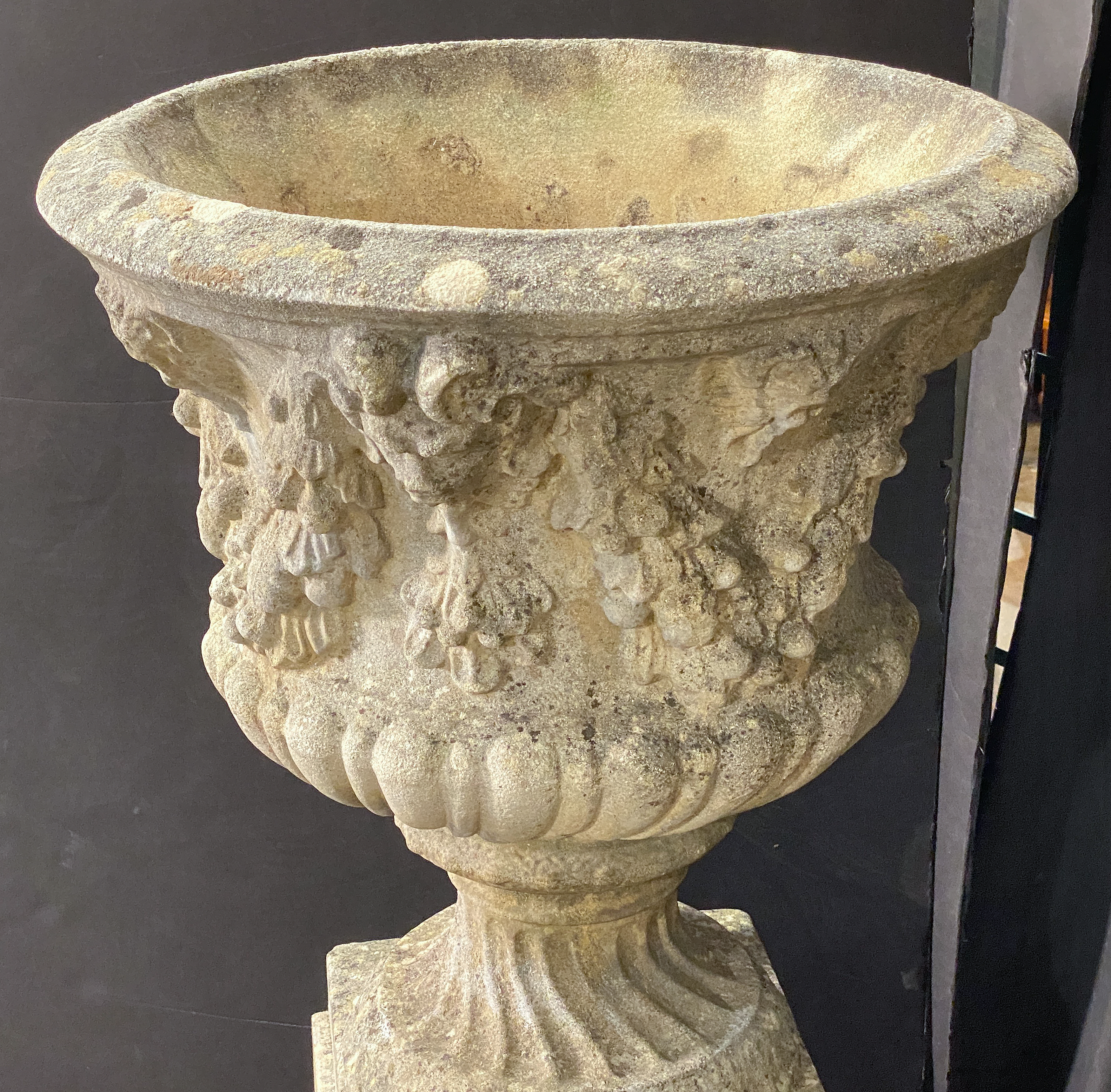 ff022_reconstituted_stone_campana_urn_on_pedestal__27