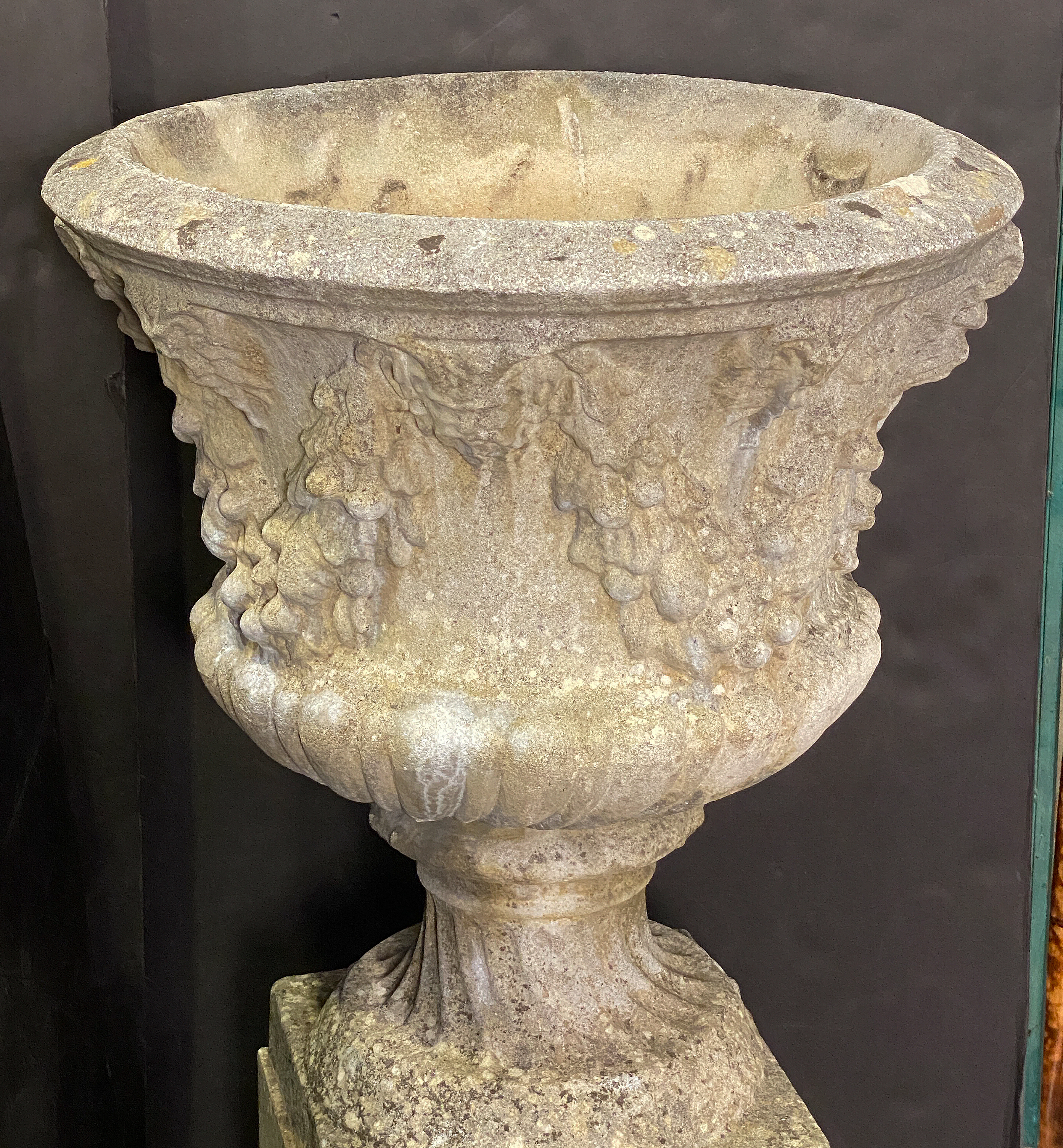 ff022_reconstituted_stone_campana_urn_on_pedestal__34