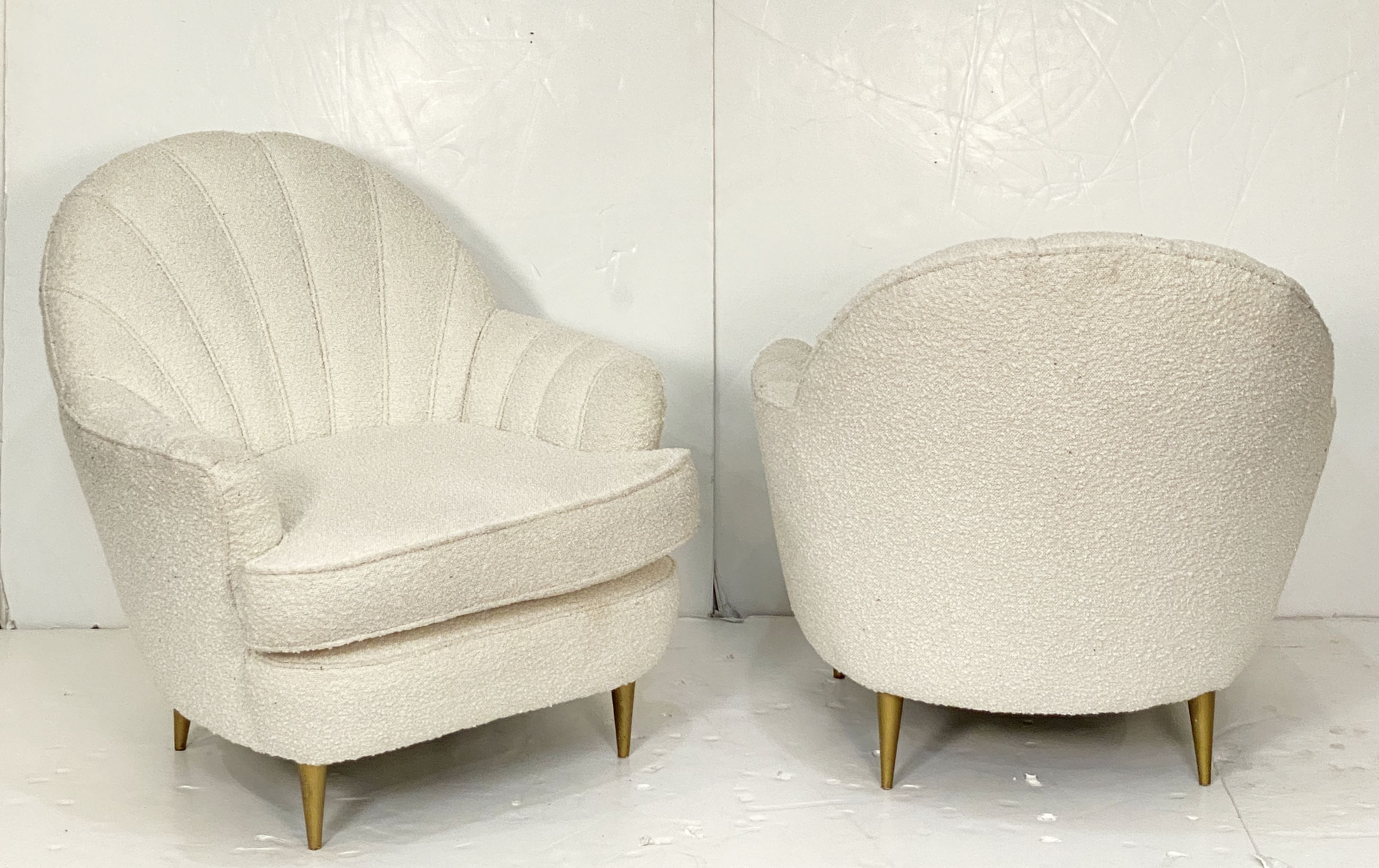 ff055_pair_of_italian_chairs_in_white_boucle_fabric_36