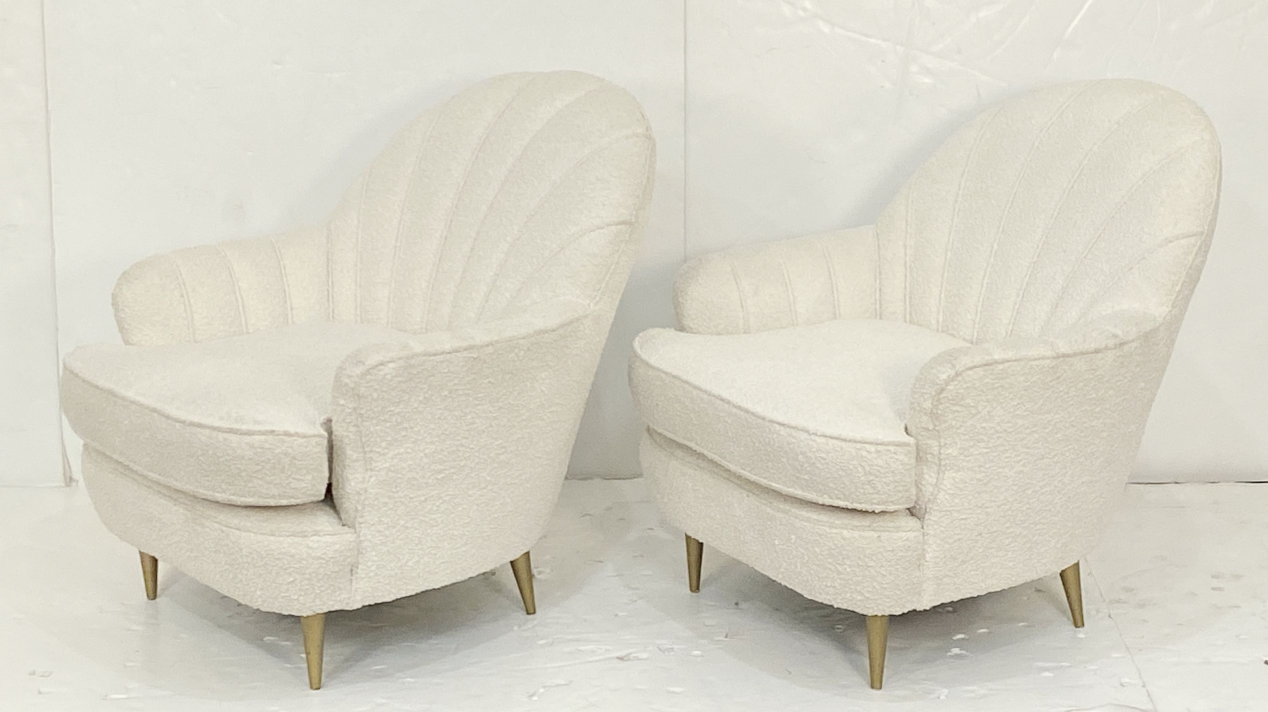 ff055_pair_of_italian_chairs_in_white_boucle_fabric_67