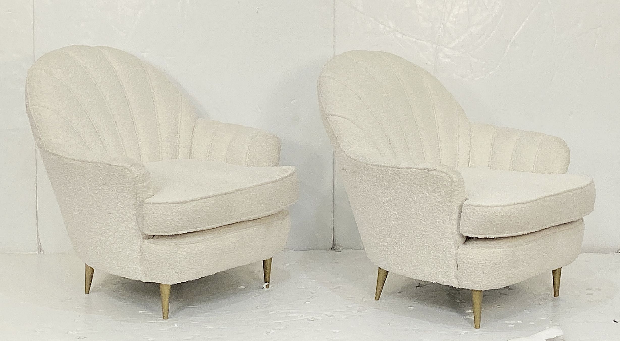 ff055_pair_of_italian_chairs_in_white_boucle_fabric_70