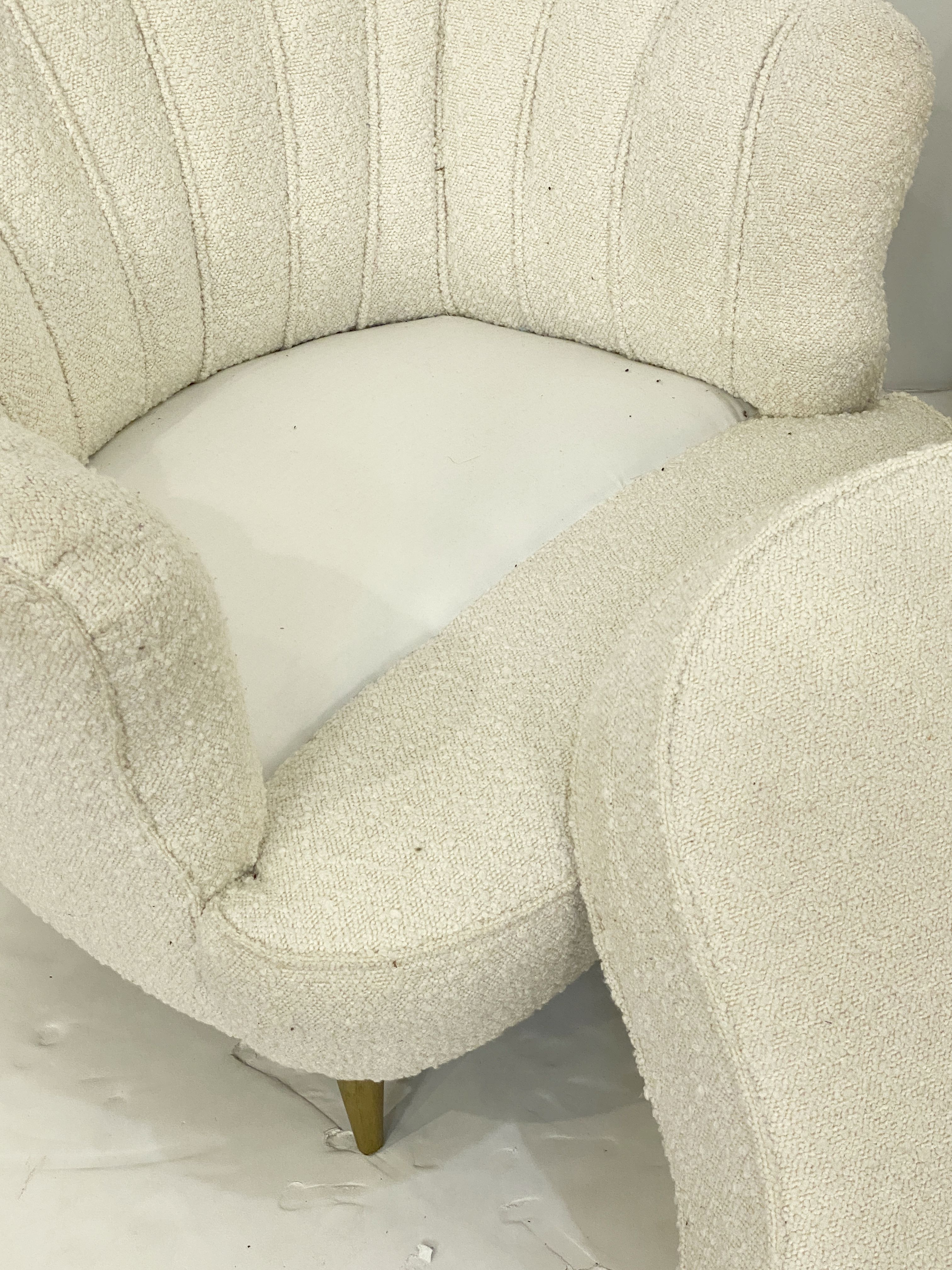 ff055_pair_of_italian_chairs_in_white_boucle_fabric_78