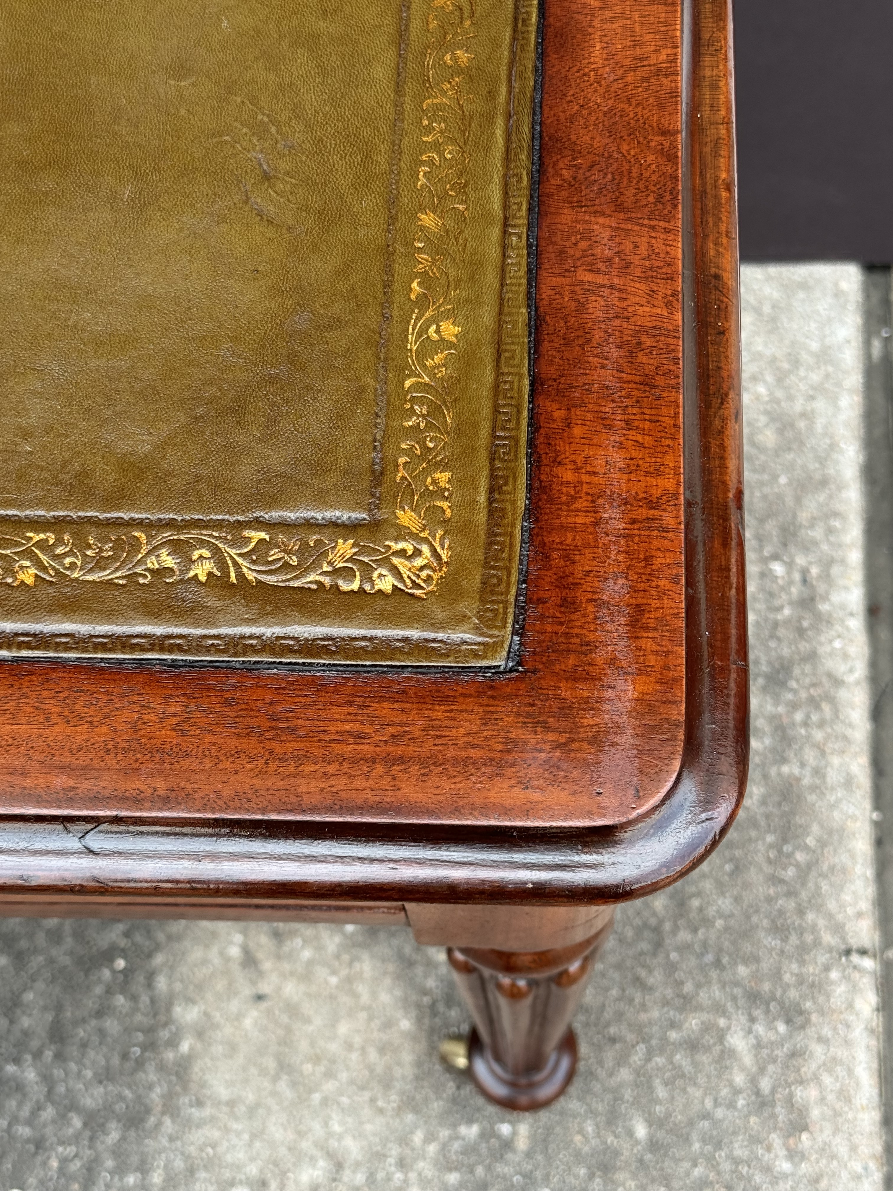 ff203_regency_writing_table_with_green_leather_top_14