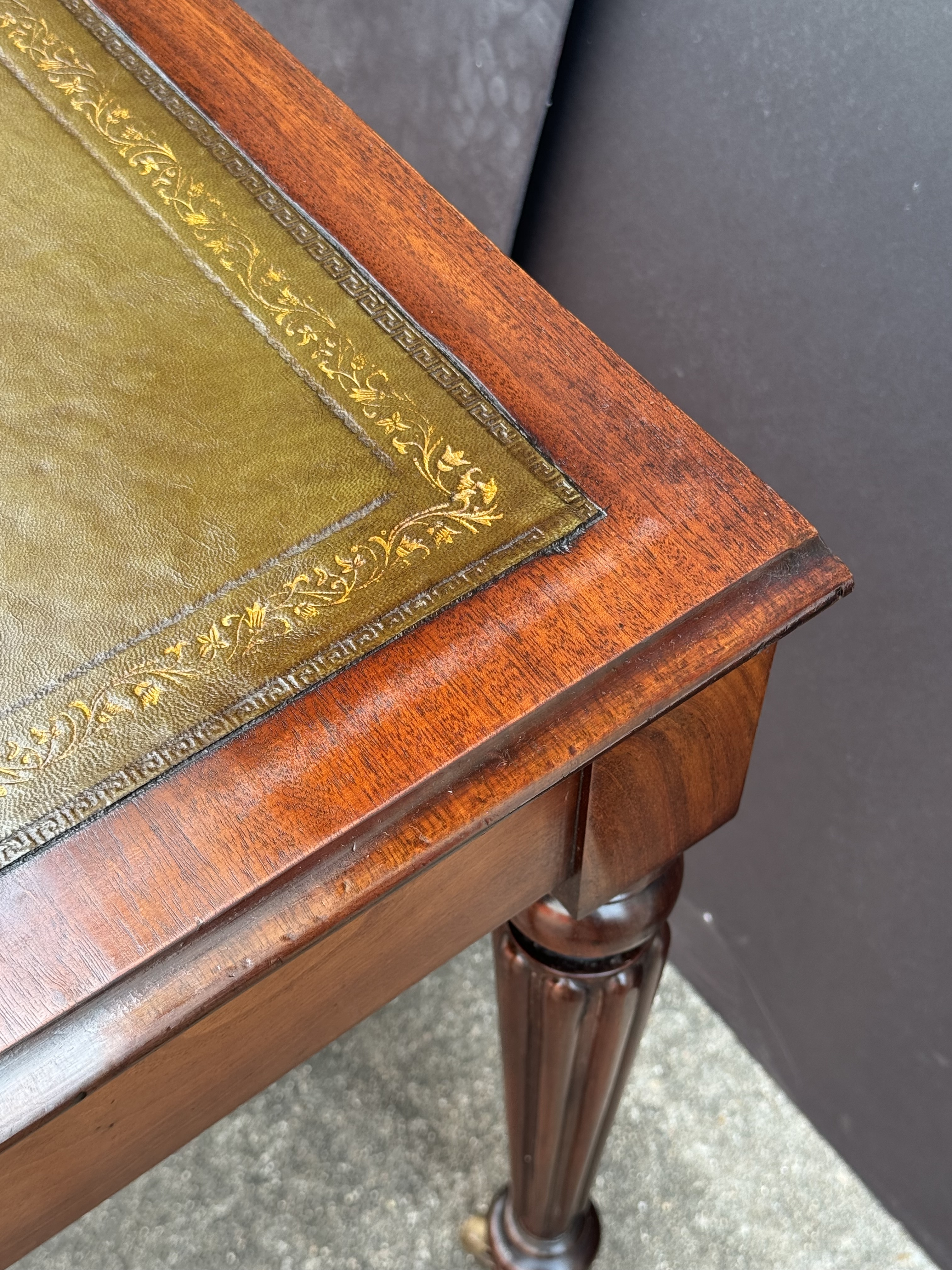 ff203_regency_writing_table_with_green_leather_top_15