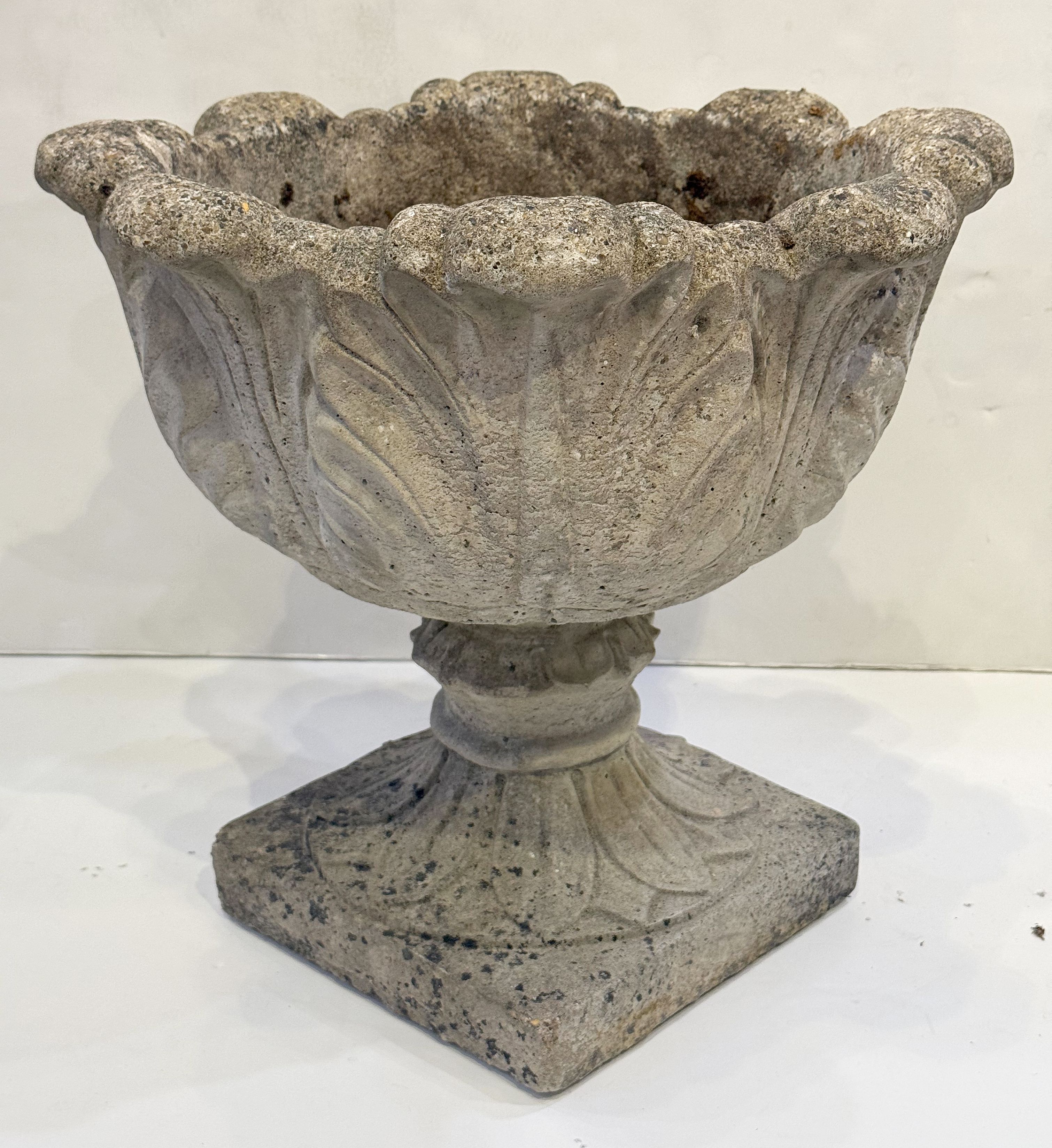 ff511_acanthus_urns_1