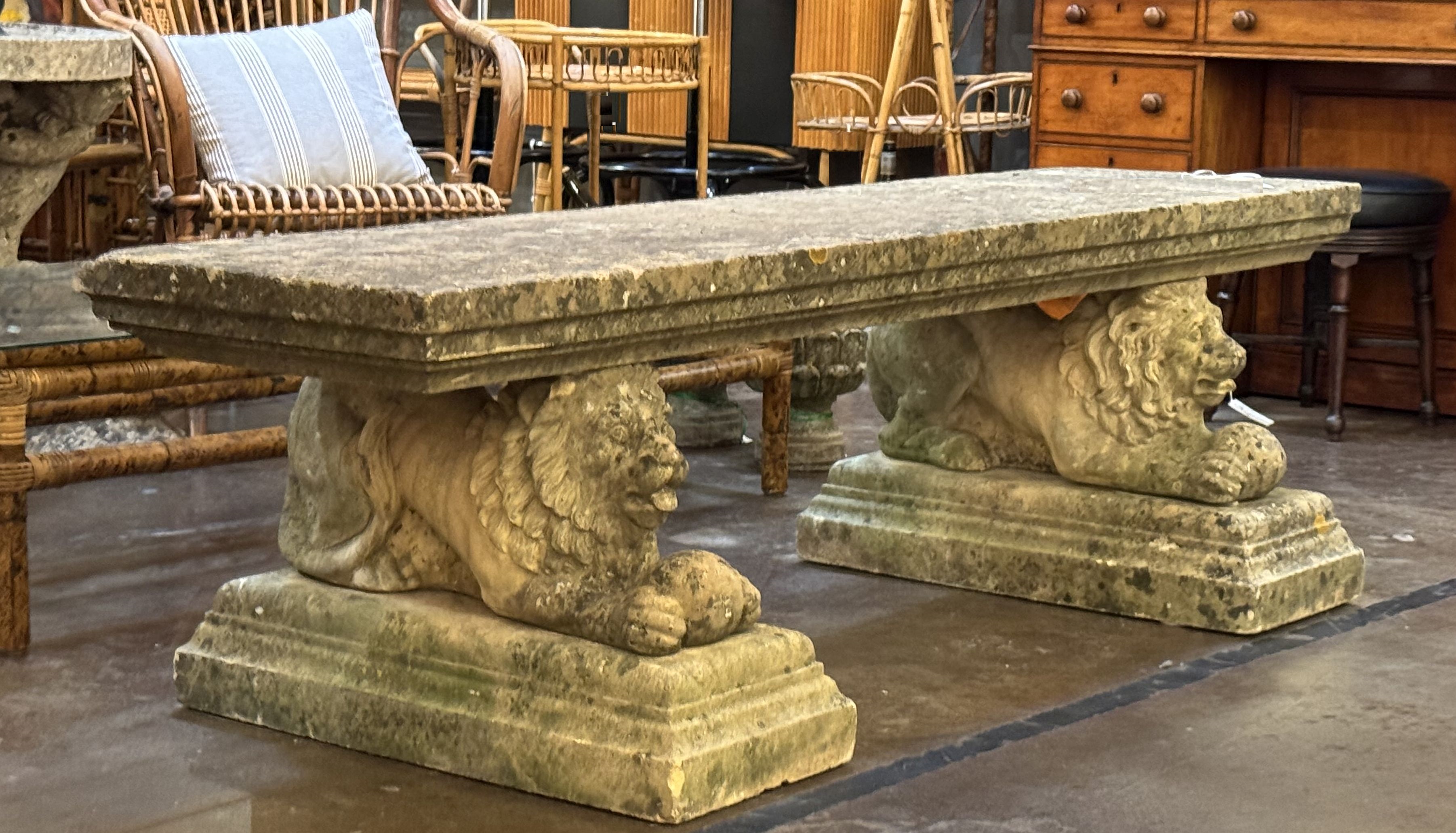 ff520_stone_bench_on_lions_5