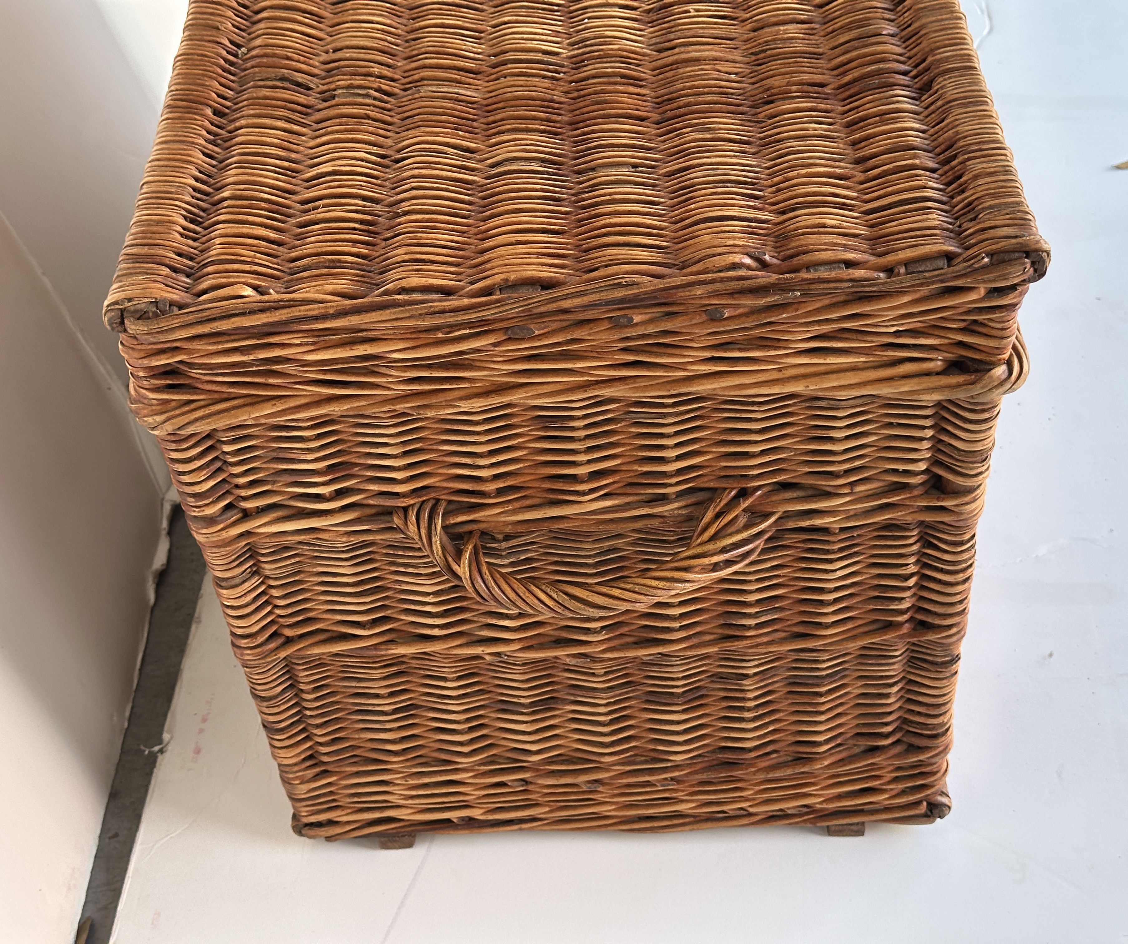 ff559_wicker_hamper_10_post