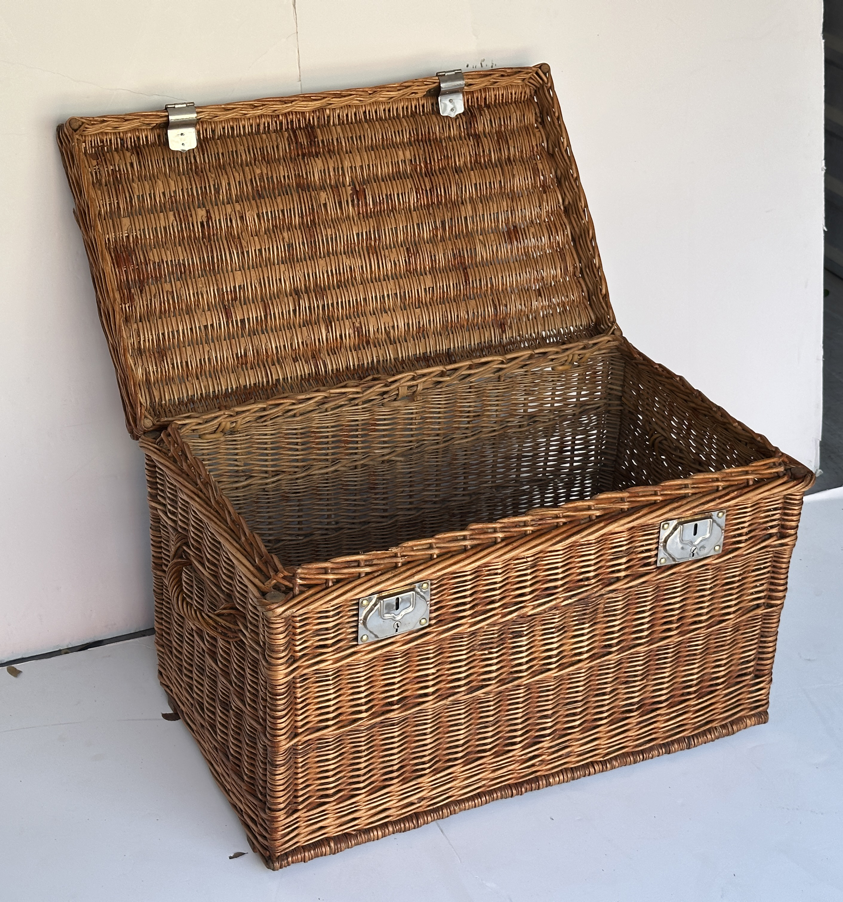 ff559_wicker_hamper_4_post