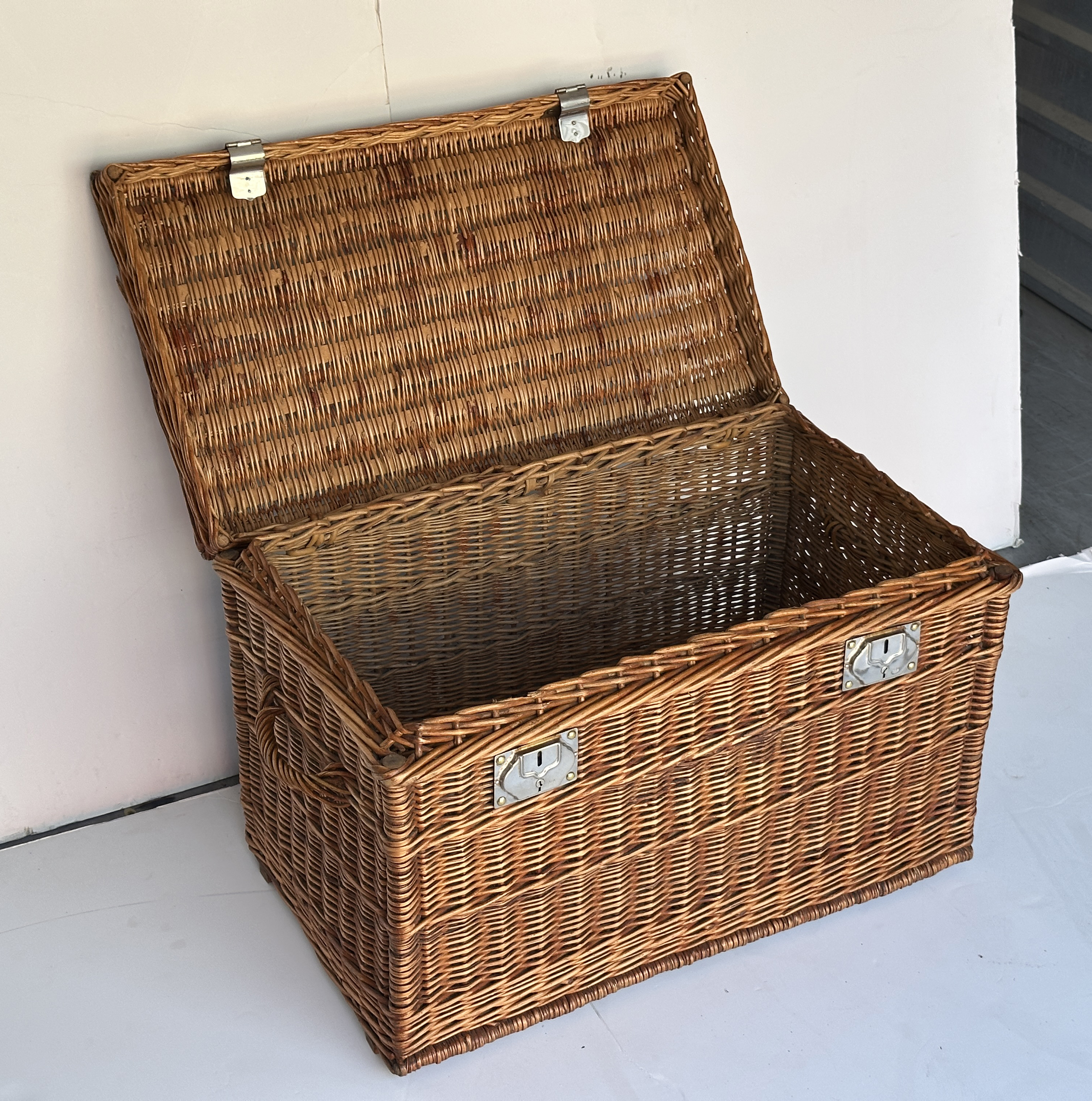 ff559_wicker_hamper_5_post