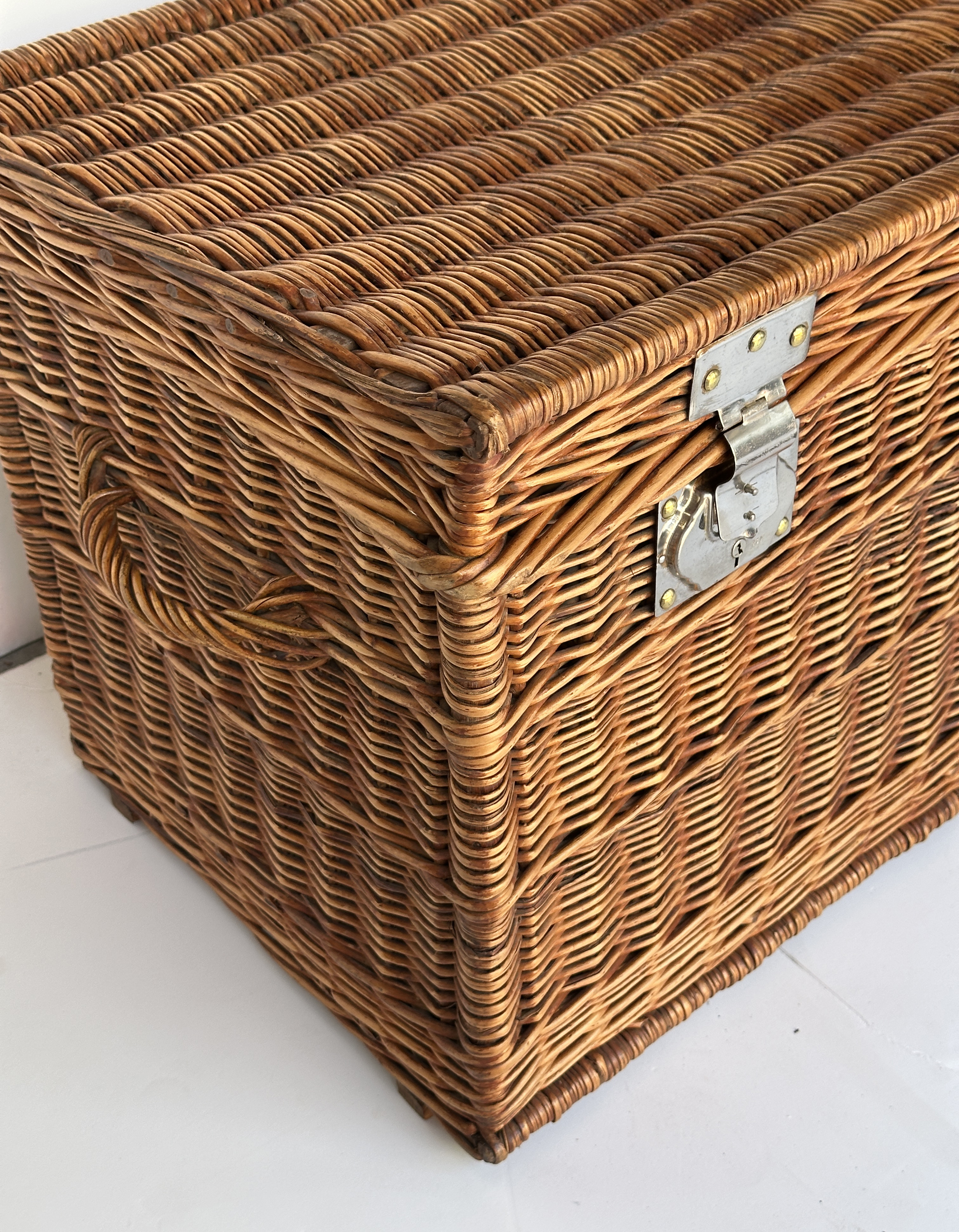 ff559_wicker_hamper_7_post
