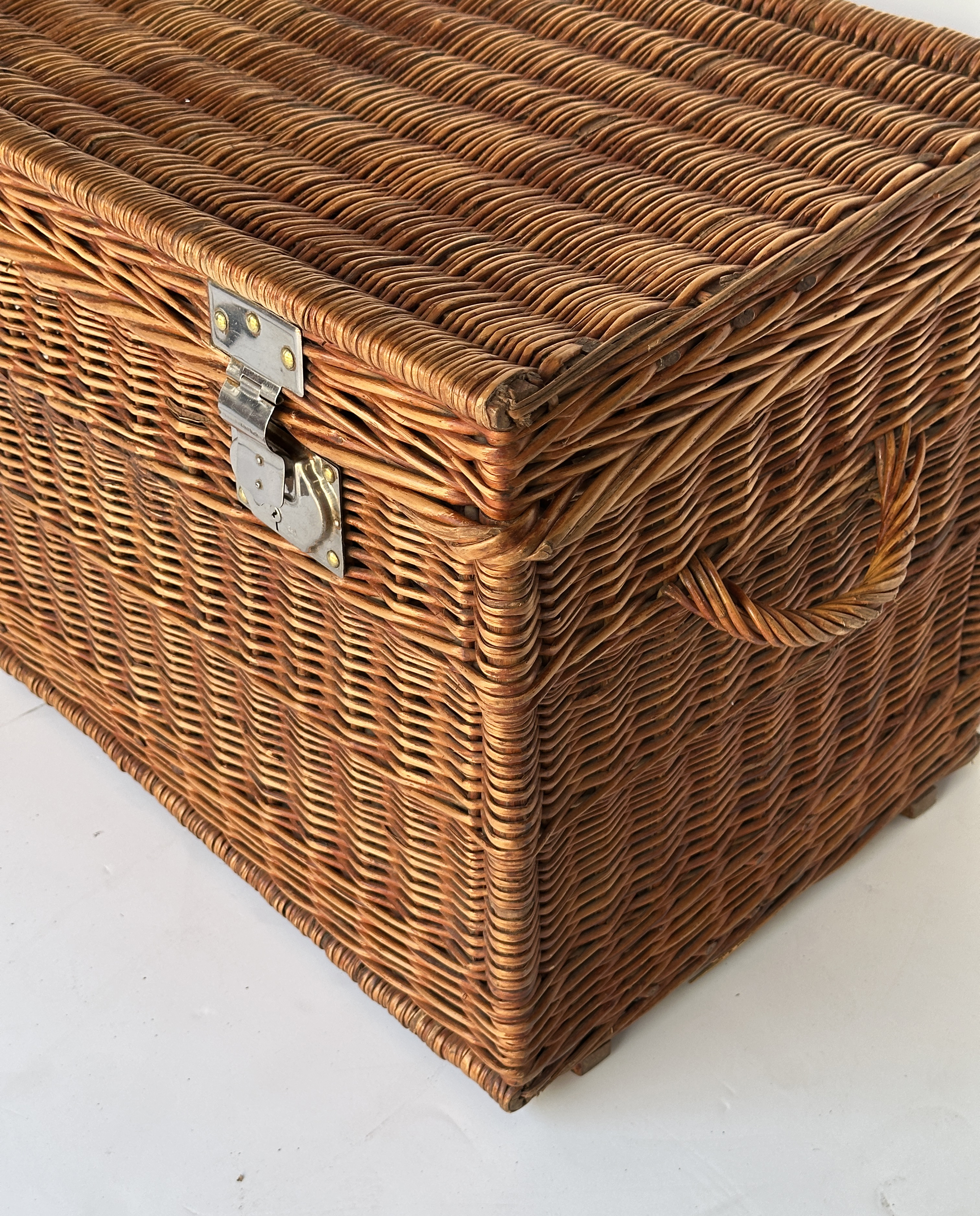 ff559_wicker_hamper_8_post