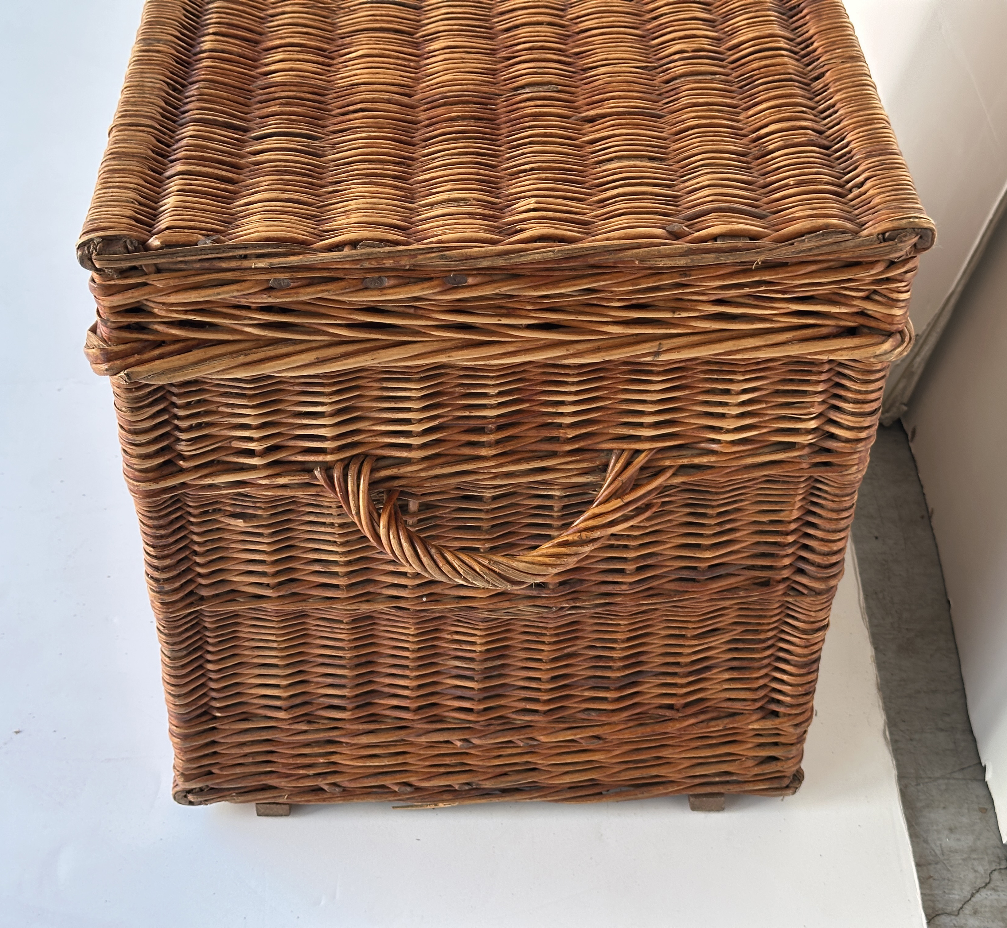 ff559_wicker_hamper_9_post