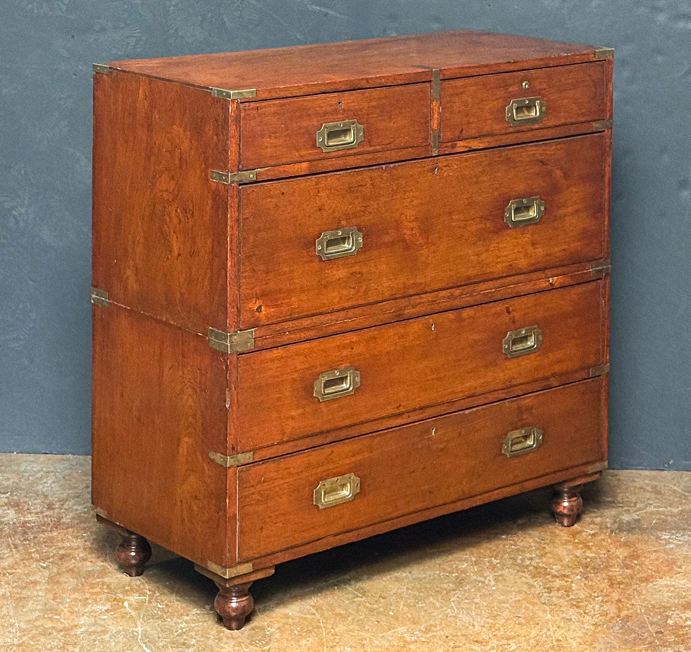 gg046_military_campaign_chest_02_l_e_a_d