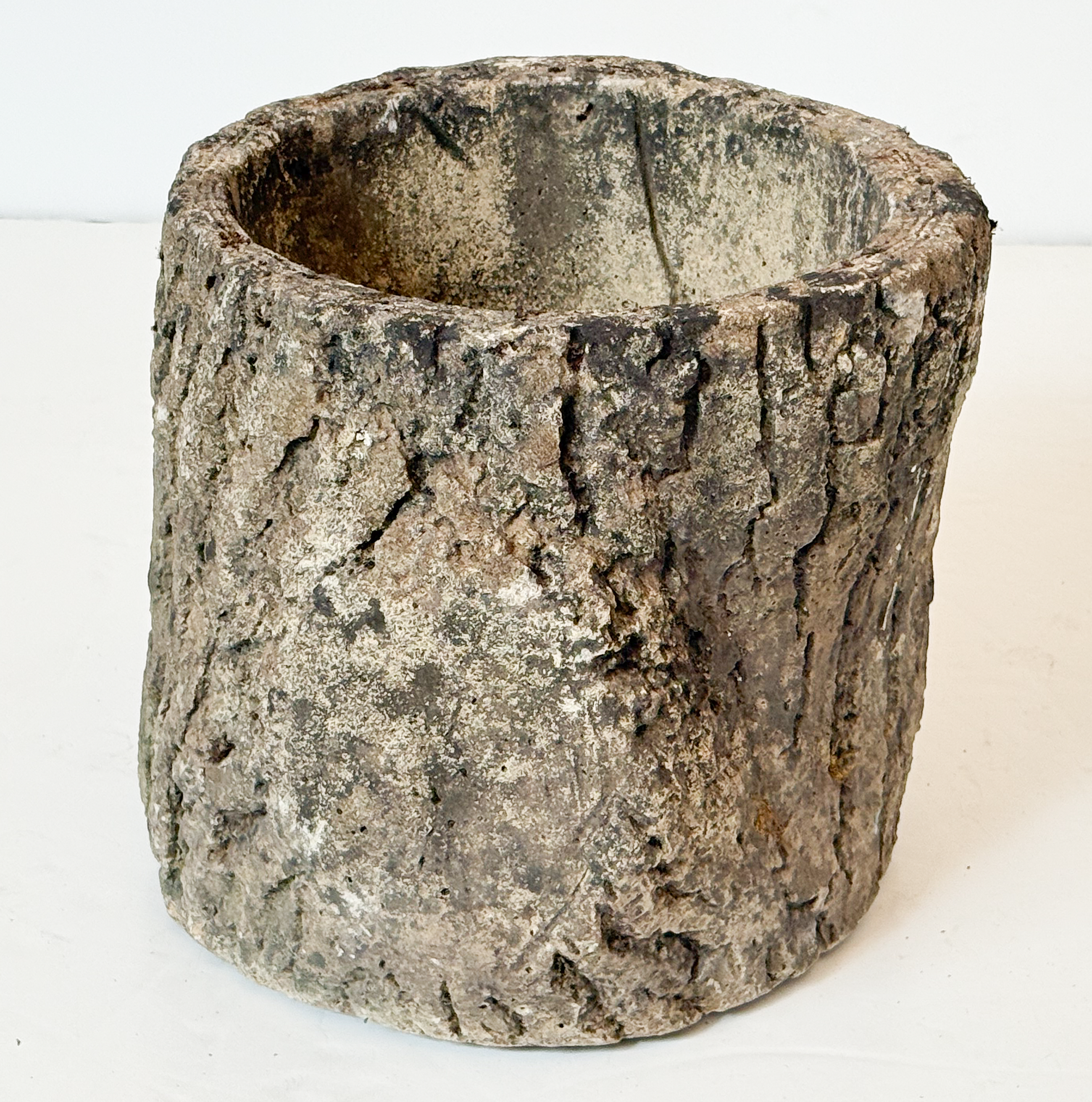 gg084_gnarled_tree_stump_shaped_faux_bois_planter_15