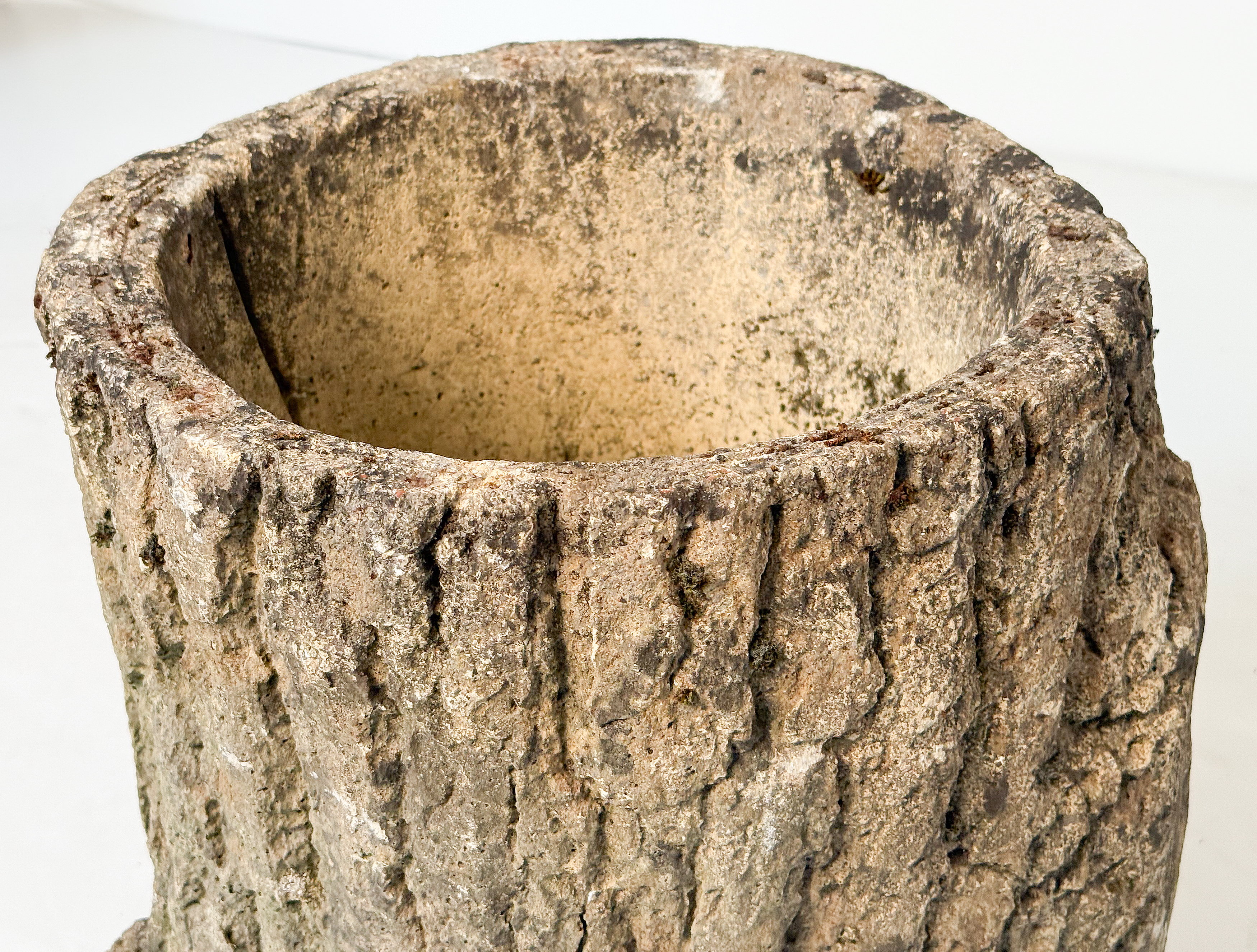 gg084_gnarled_tree_stump_shaped_faux_bois_planter_23