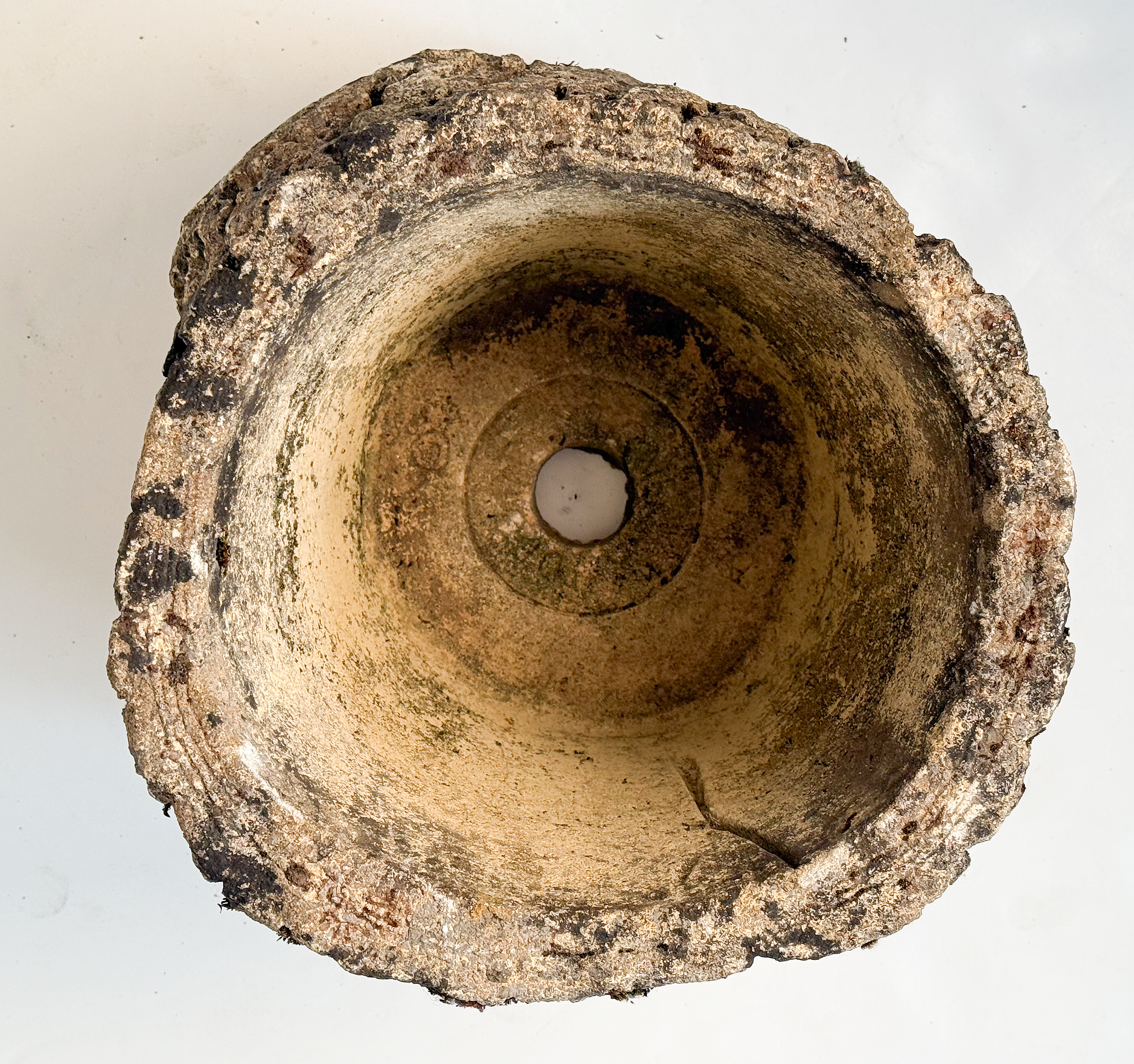 gg084_gnarled_tree_stump_shaped_faux_bois_planter_24