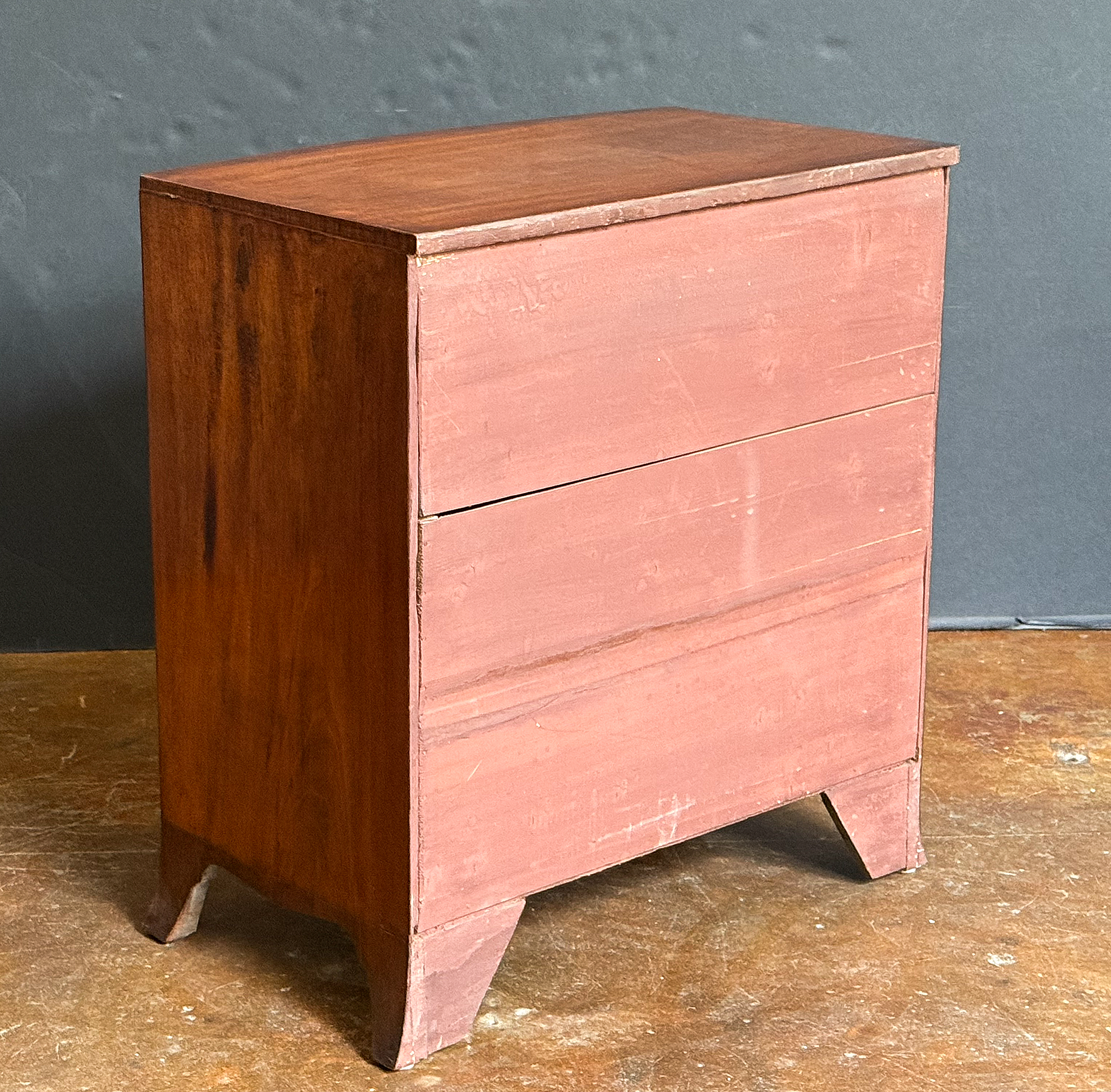 gg096_bow_fronted_chest_07