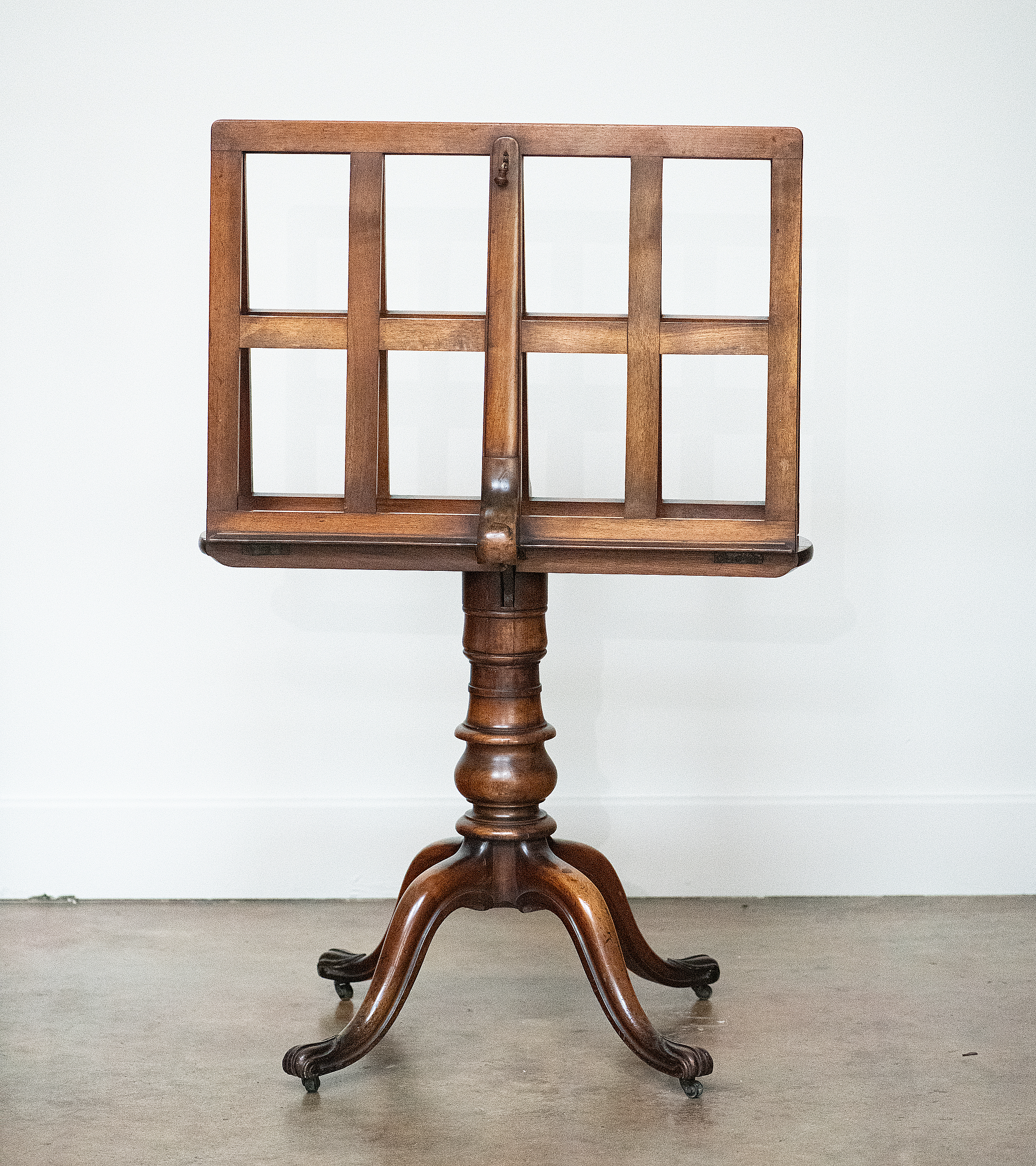 gg108_walnut_portfolio_stand_on_4_splay_base_03