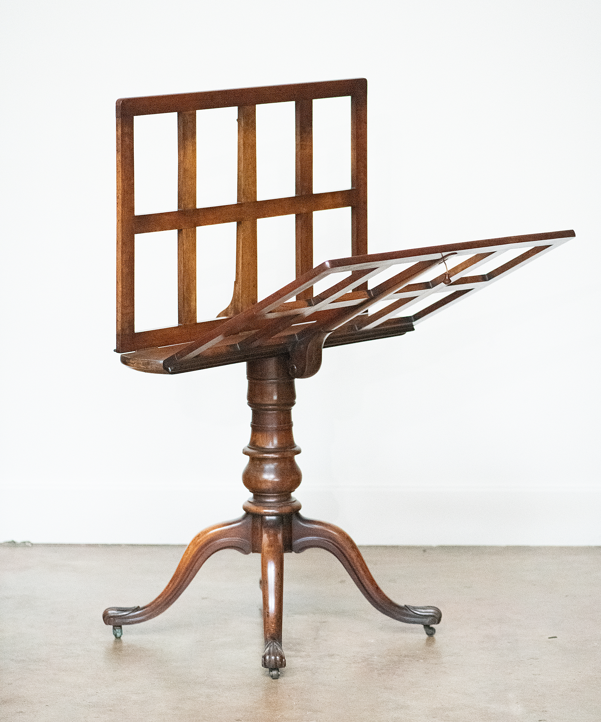 gg108_walnut_portfolio_stand_on_4_splay_base_04