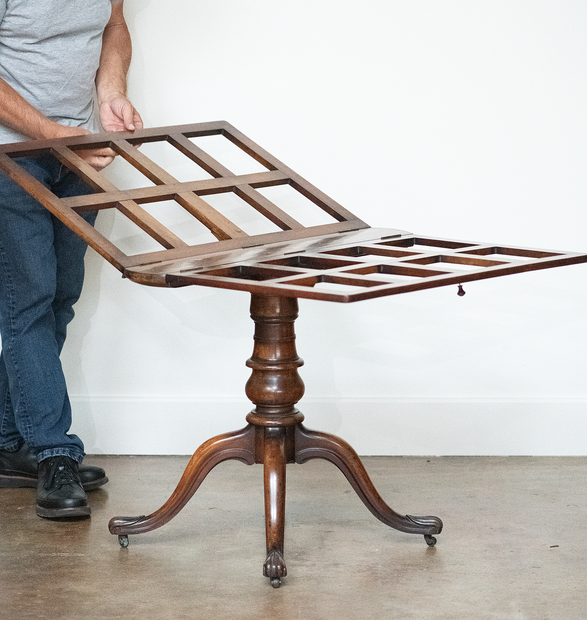gg108_walnut_portfolio_stand_on_4_splay_base_05